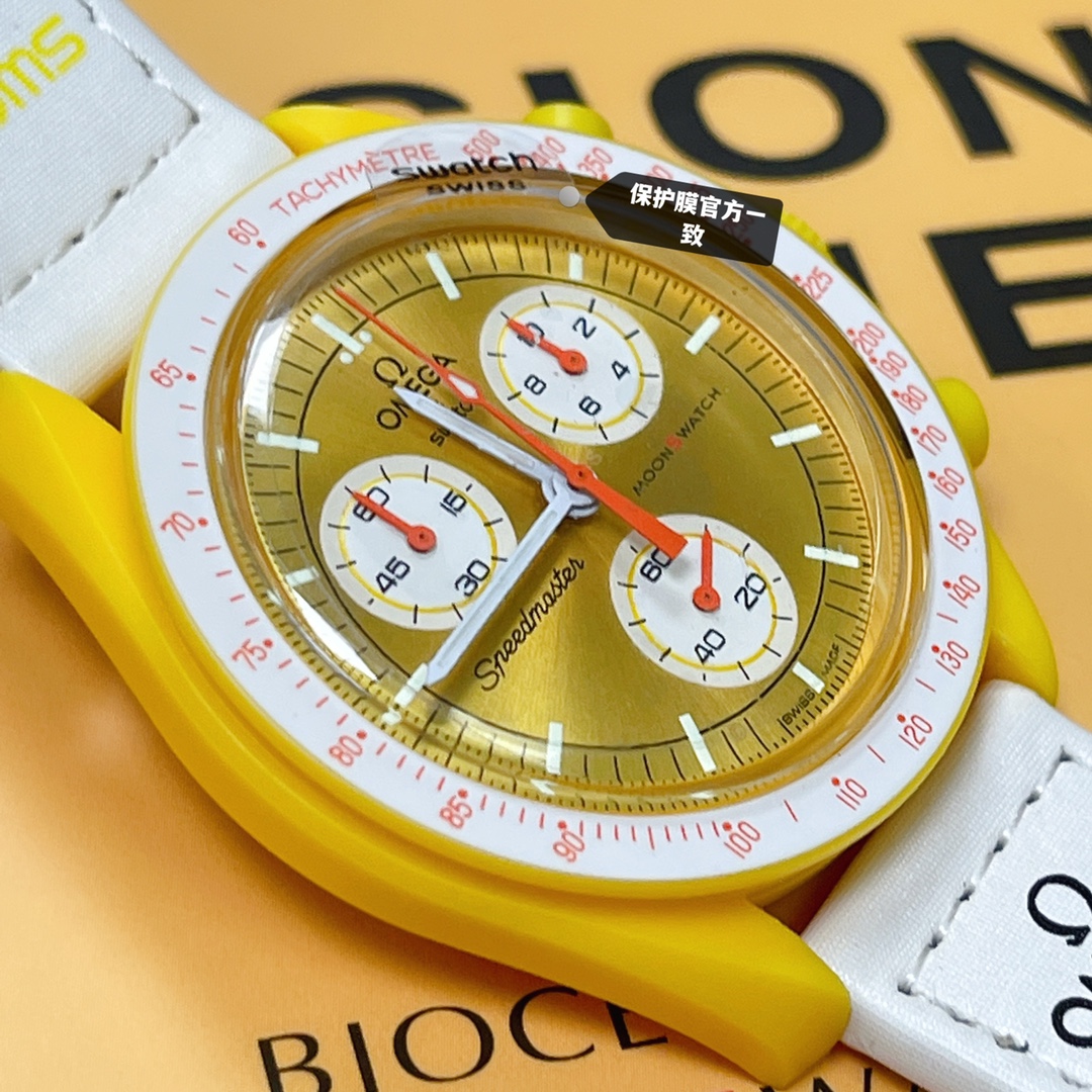 批💰90。
欧米茄swatch联名（一体壳）零瑕疵
款式1号 太阳款 黄色 性价比超高。认准细节品质！
SWATCH斯沃琪®️OMEGA欧米茄联名款以精致的阳光拉丝设计表盘搭配白色 VELCRO© 表带，仿佛笼罩在金色色阳光之中。小表盘指针和测速刻度，增添其阳光气质。
升级版
一体表壳官方一致
SWATCH AG 2021字样
表镜中央s标志官方一致
后盖12点电池官方一致
表带采用全包边工艺官方一致
保护膜一致 深度防水
零瑕疵 零售后。