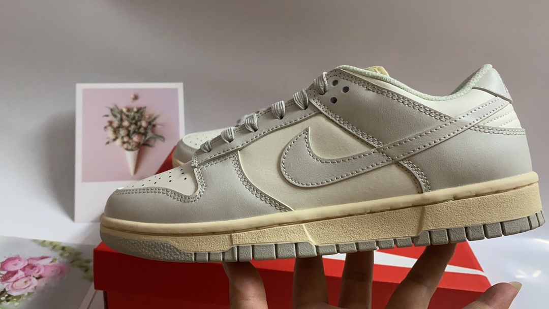 纯原版本 Nike SB Dunk “骨白色” 原厂原档案开发，原盒原标，官方厚鞋舌设计，做工细节全方位比对原鞋。码数：35.5 36 36.5 37.5 38 38.5 39 40 40.5 41 42 42.5 43 44 44.5 45 46 47.5