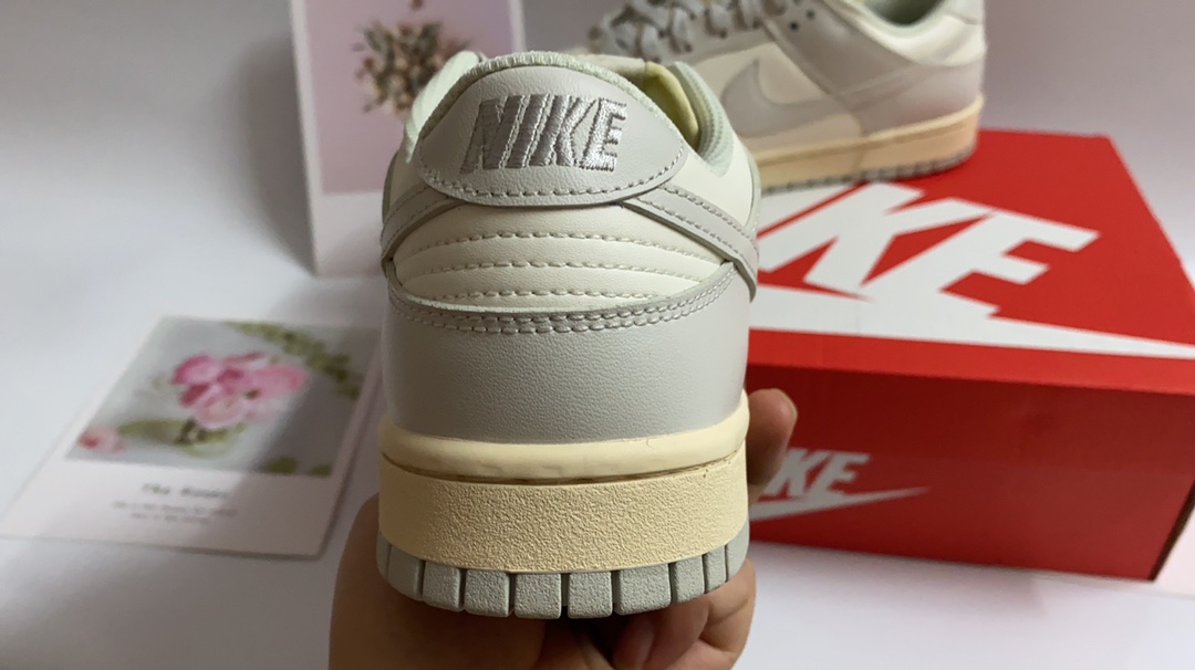 纯原版本 Nike SB Dunk “骨白色” 原厂原档案开发，原盒原标，官方厚鞋舌设计，做工细节全方位比对原鞋。码数：35.5 36 36.5 37.5 38 38.5 39 40 40.5 41 42 42.5 43 44 44.5 45 46 47.5