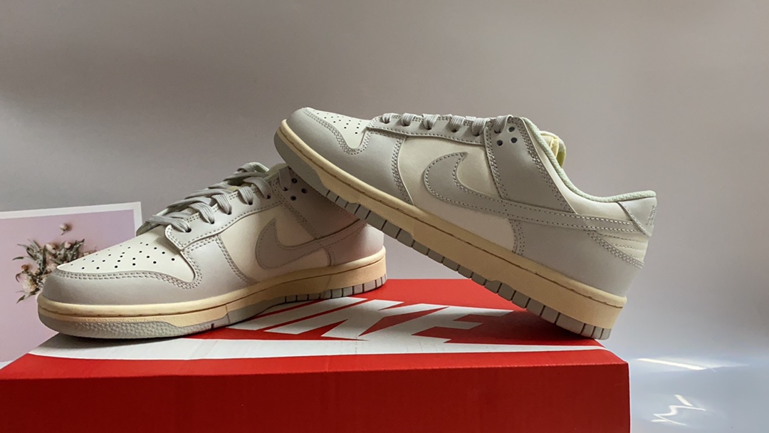 纯原版本 Nike SB Dunk “骨白色” 原厂原档案开发，原盒原标，官方厚鞋舌设计，做工细节全方位比对原鞋。码数：35.5 36 36.5 37.5 38 38.5 39 40 40.5 41 42 42.5 43 44 44.5 45 46 47.5