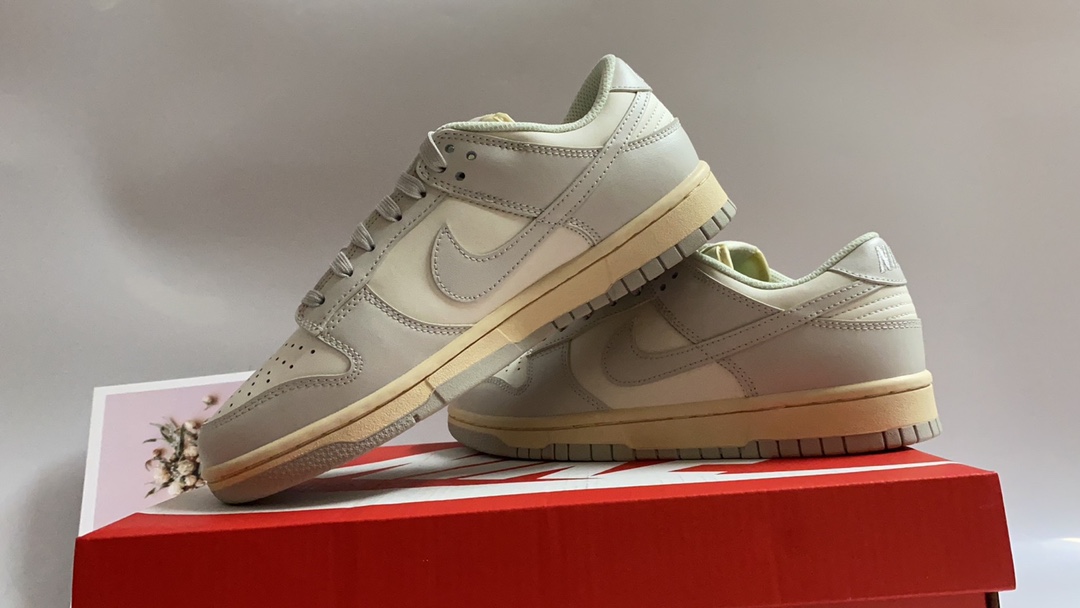 纯原版本 Nike SB Dunk “骨白色” 原厂原档案开发，原盒原标，官方厚鞋舌设计，做工细节全方位比对原鞋。码数：35.5 36 36.5 37.5 38 38.5 39 40 40.5 41 42 42.5 43 44 44.5 45 46 47.5