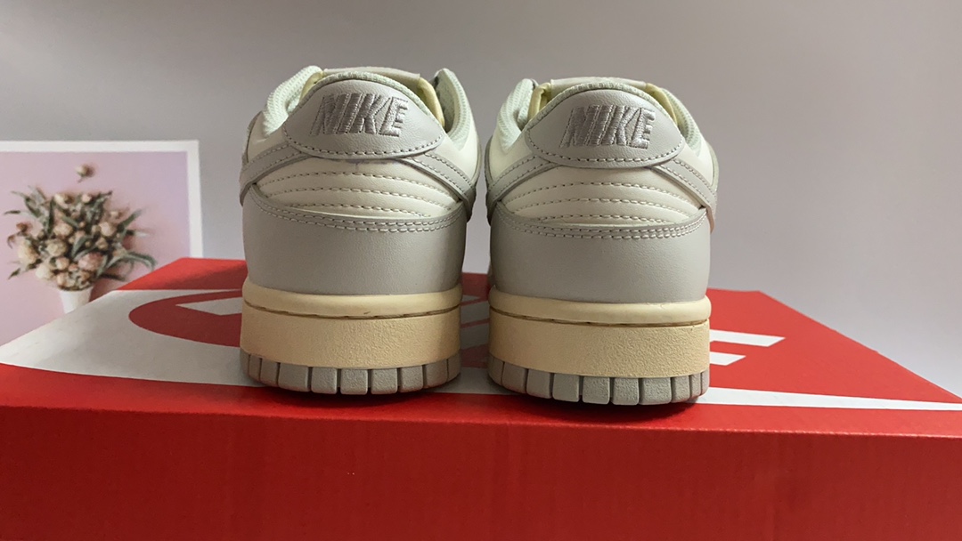 纯原版本 Nike SB Dunk “骨白色” 原厂原档案开发，原盒原标，官方厚鞋舌设计，做工细节全方位比对原鞋。码数：35.5 36 36.5 37.5 38 38.5 39 40 40.5 41 42 42.5 43 44 44.5 45 46 47.5