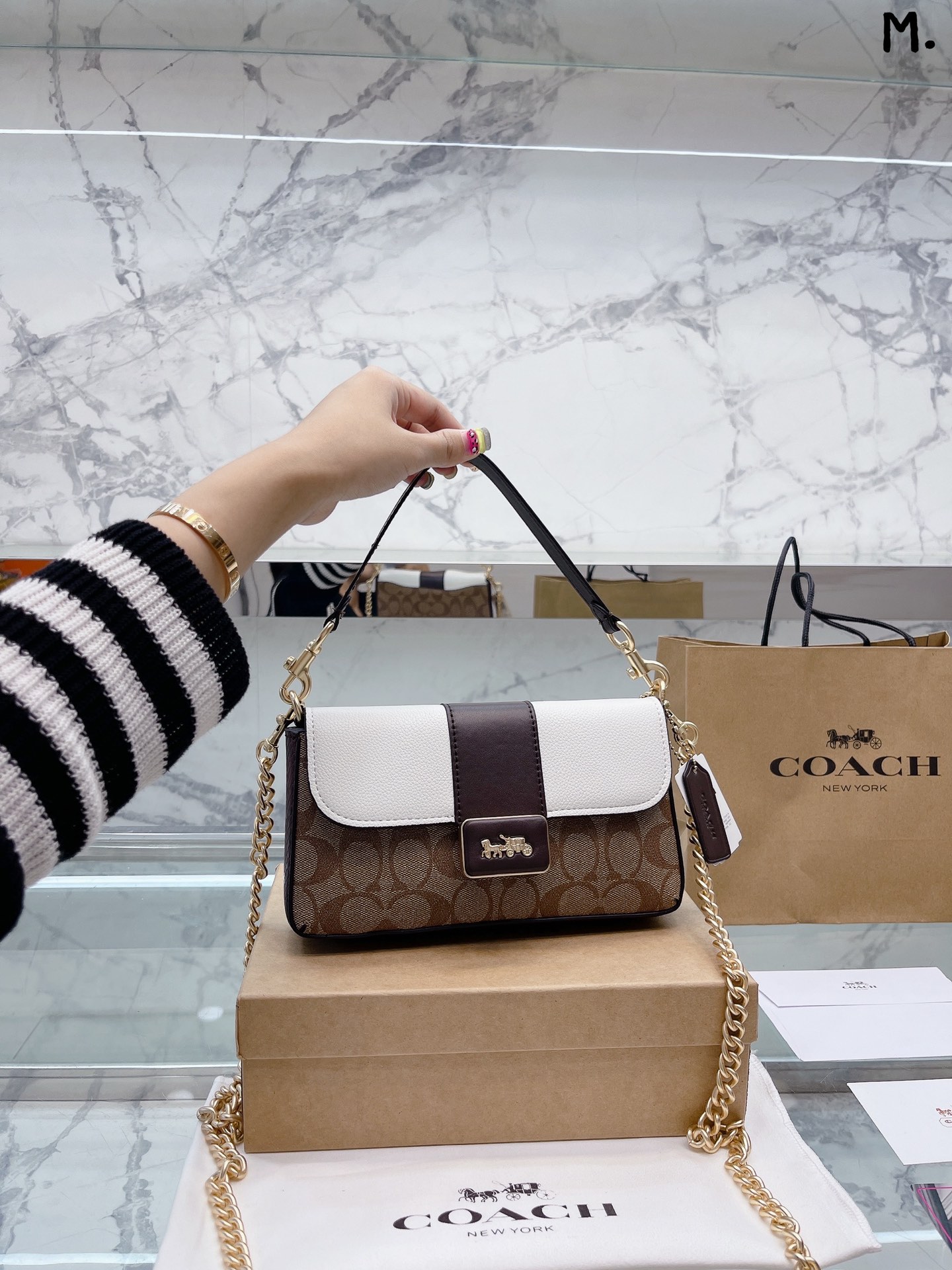 J5 吴谨言同款Mini尺寸|全新Grace 系列 上新啦上新啦 还换了代言人吴谨言美女 Grace 系列真的建议大家上身去试试 上身比照片好看一万倍 超级复古属于背多久都不会觉得过时的款式 Coach 吴递言 同款9月新品 Grace 系列上新啦 满满的该级感扑面而来 又高级又灵动 9月主打的～高级质感的牛皮拼接非常有层次 小号也有大容量～ 链条是自带哦 Coach 蔻驰 coach 尺寸22 13cm