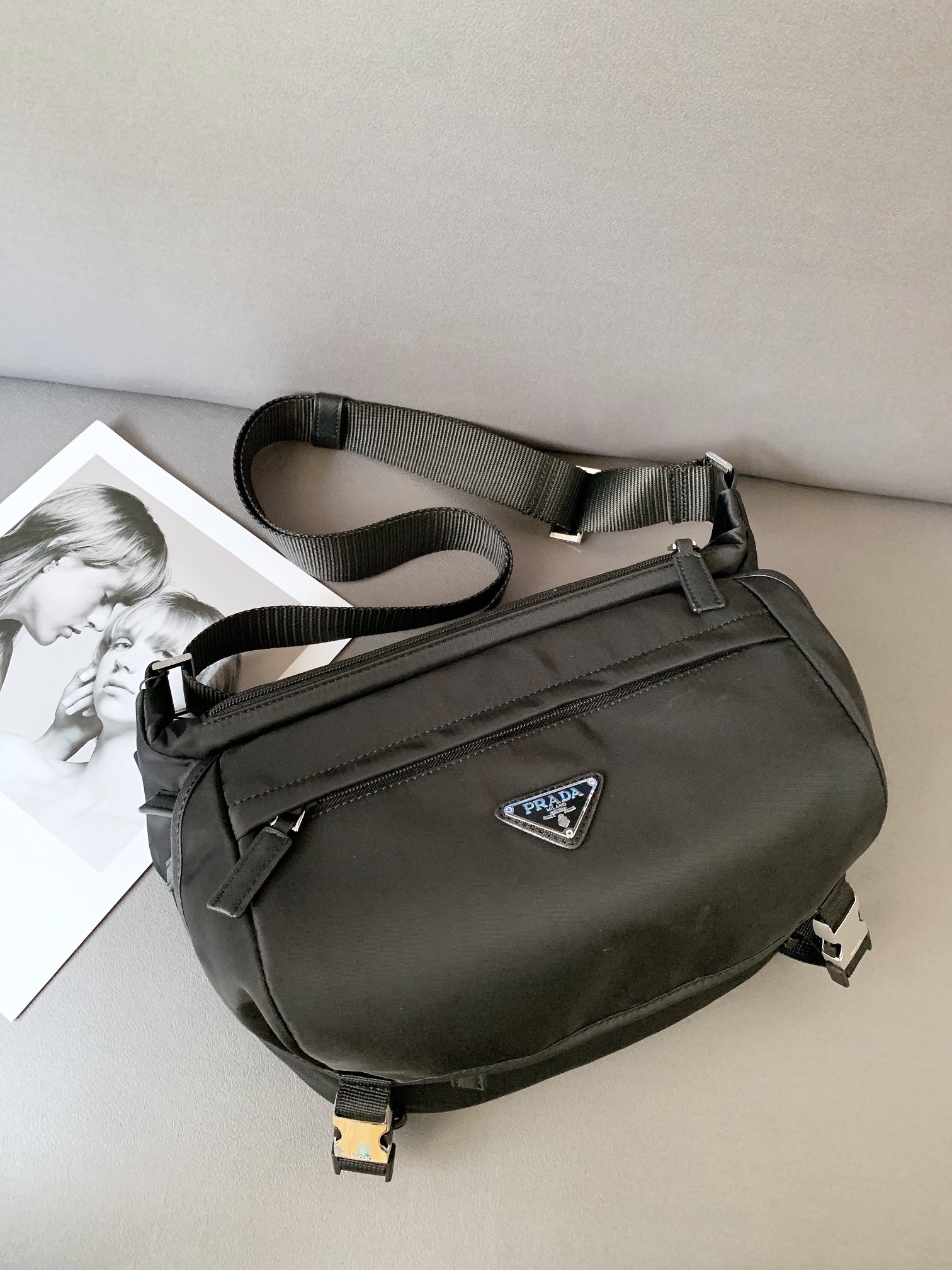 K0  普拉达 Prada  尼龙布胸包 斜挎背包 单肩包 采用精湛镶嵌细工，经典百搭 实物拍摄 原厂原版面料 高端品质 配送小票防尘袋 20 x 30 cm。