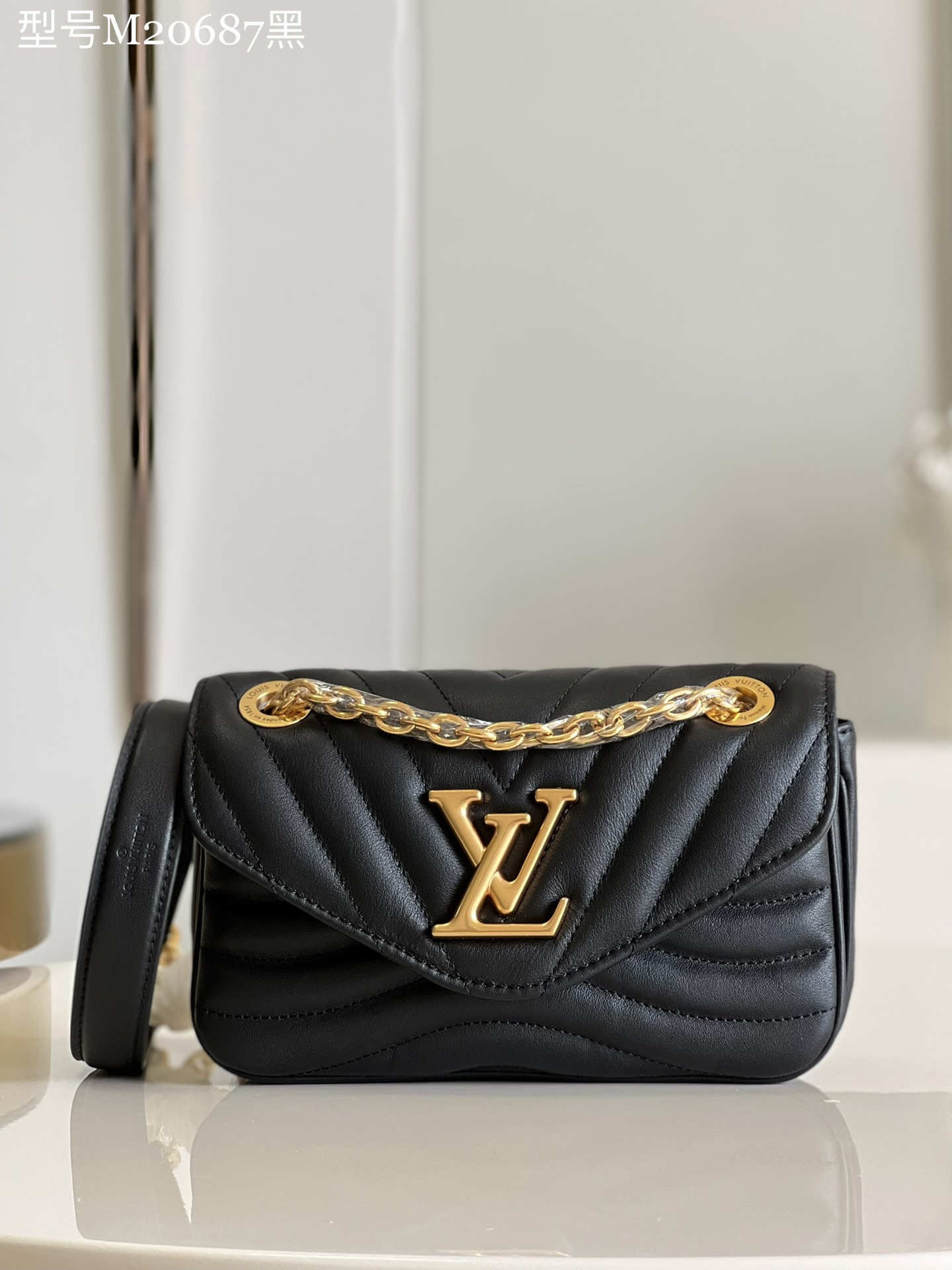 NO:399181,【Exclusive real photo M20687 black】This New Wave small chain bag combines Wave chain bag and Multi Pochette Accessoires handbag. It is lined with quilted cowhide leather to create a wavy configuration, and the sliding chain shoulder straps achieve long and short shoulder and crossbody selection. Dimensions 21 x 12 x 9 cm (length x height x width) S/W.,LV [original leather],louis vuitton,cowhide19860909【独家实拍 M20687黑色】本款 New Wave 小号链条包将 Wave 链条包和 Multi Pochette Accessoires 手袋融于一身.加衬绗缝牛皮革塑造波浪构型,滑链肩带实现长短肩背和斜挎选择.尺寸21 x 12 x 9 厘米(长度 x 高 x 宽) S/W.,LV【原厂皮】,louis vuitton,cowhide,Bag