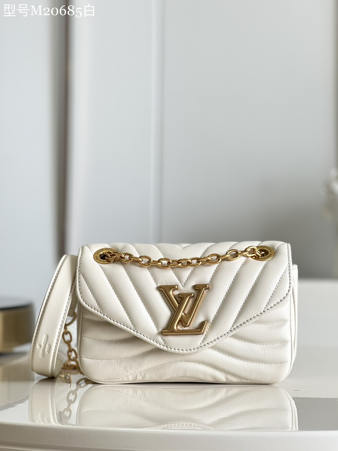 NO:399184,【Exclusive real photo M20685 white】This New Wave small chain bag combines the Wave chain bag and Multi Pochette Accessoires handbag. It is lined with quilted cowhide leather to create a wavy configuration, and the sliding chain shoulder straps achieve long and short shoulder and crossbody selection. Dimensions 21 x 12 x 9 cm (length x height x width) S/W.,LV [original leather],louis vuitton,cowhide19860909【独家实拍 M20685白】本款 New Wave 小号链条包将 Wave 链条包和 Multi Pochette Accessoires 手袋融于一身.加衬绗缝牛皮革塑造波浪构型,滑链肩带实现长短肩背和斜挎选择.尺寸21 x 12 x 9 厘米(长度 x 高 x 宽) S/W.,LV【原厂皮】,louis vuitton,cowhide,Bag