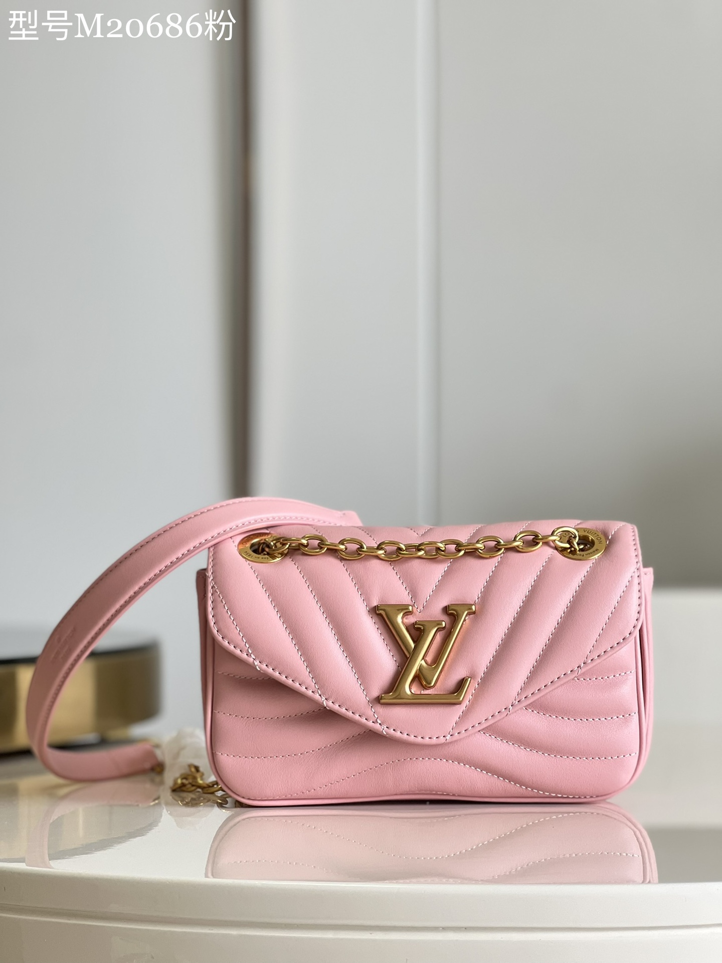NO:399187,【Exclusive real photo M20686 powder】This New Wave small chain bag combines Wave chain bag and Multi Pochette Accessoires handbag. It is lined with quilted cowhide leather to create a wavy configuration, and the sliding chain shoulder straps achieve long and short shoulder and crossbody selection. Dimensions 21 x 12 x 9 cm (length x height x width) S/W.,LV [original leather],louis vuitton,cowhide19860909【独家实拍 M20686粉】本款 New Wave 小号链条包将 Wave 链条包和 Multi Pochette Accessoires 手袋融于一身.加衬绗缝牛皮革塑造波浪构型,滑链肩带实现长短肩背和斜挎选择.尺寸21 x 12 x 9 厘米(长度 x 高 x 宽) S/W.,LV【原厂皮】,louis vuitton,cowhide,Bag