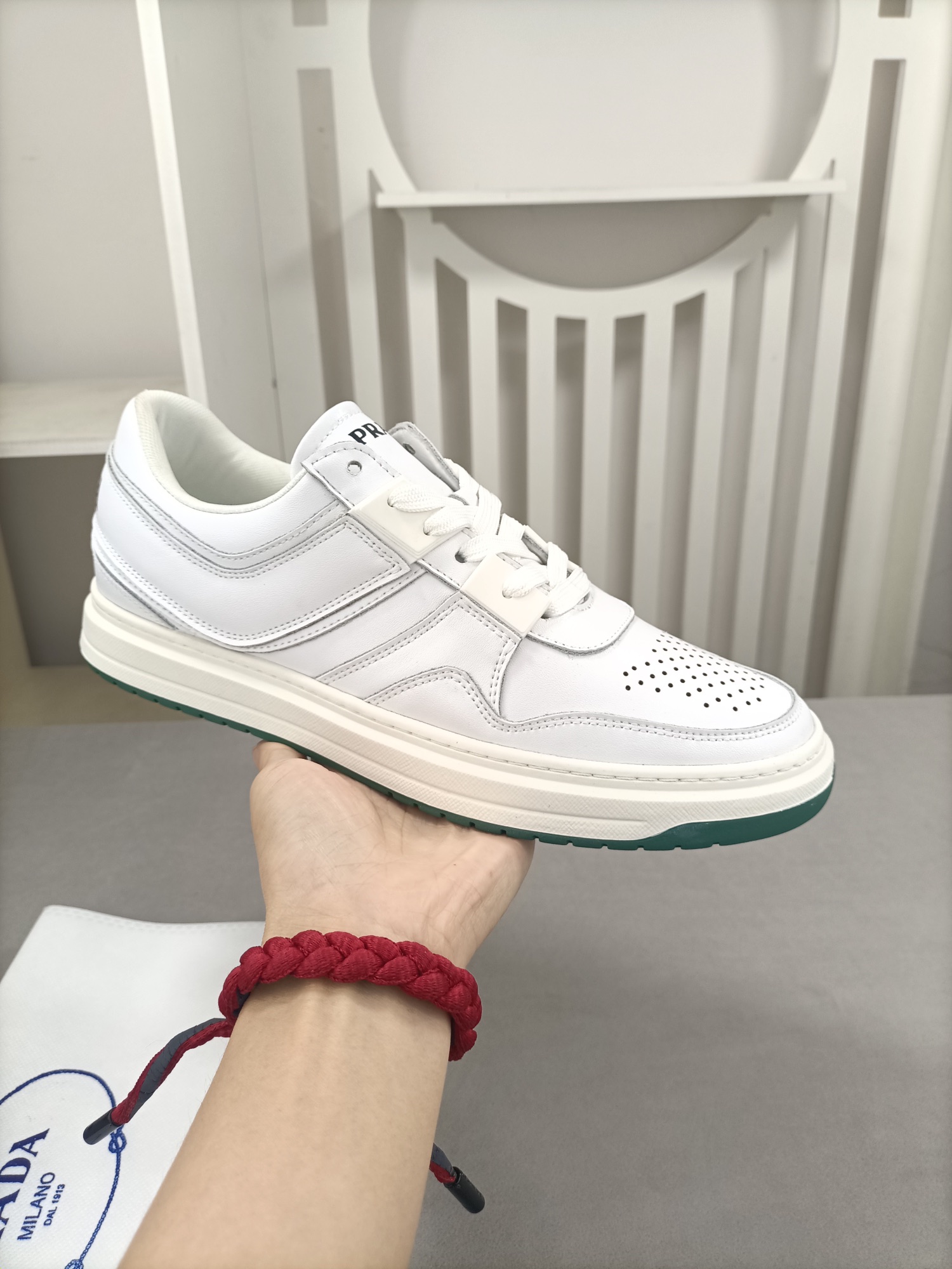I5 Prada普拉达 男士最新休闲鞋全进口头层小牛皮，内里采用透气羊里；绝对的奢华打造，橡胶耐磨大底，舒适感爆棚。独特的设计理念，引领时尚新概念。配码：38-4445定做