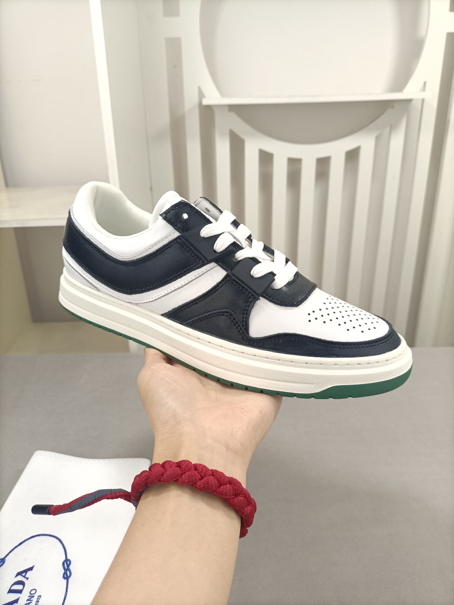 I5 Prada普拉达 男士最新休闲鞋全进口头层小牛皮，内里采用透气羊里；绝对的奢华打造，橡胶耐磨大底，舒适感爆棚。独特的设计理念，引领时尚新概念。配码：38-4445定做