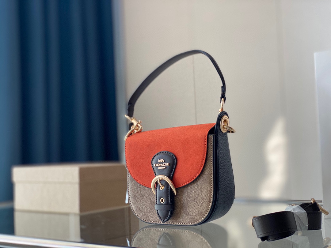 J5 Shoulder Bag经典的造型简洁复古，简约的轮廓优雅大气，独特的金属配件彰显别样风范，两种肩带设计，根据不同场合可以变换造型，谁说鱼和熊掌不可兼得？我们能让您轻松做到，尺寸22*20cm