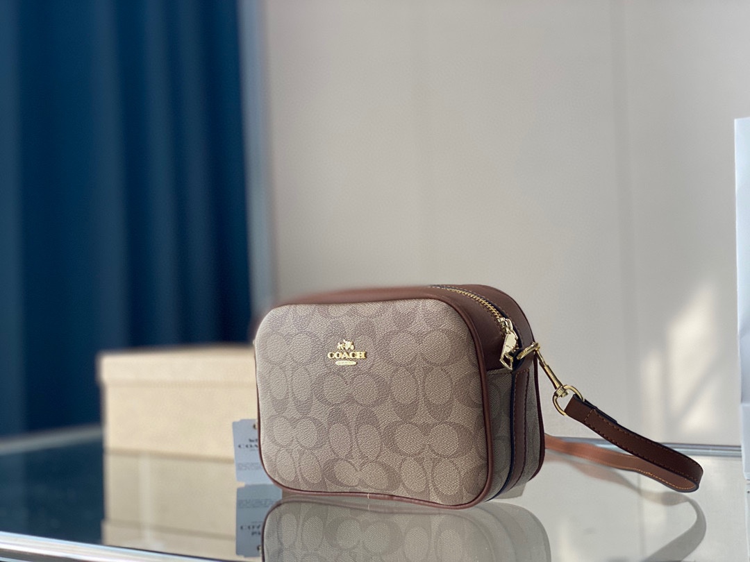 J0 coach配盒  Coach 蔻驰 相机包 尺寸20*15cm 很好看呢 喜欢