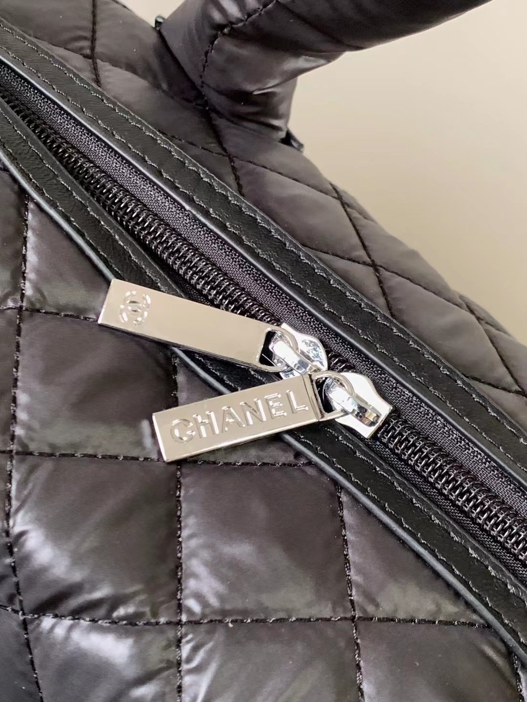 Chanel Traveler Box: Classic Nylon Pole Box for Convenient Travel Shopping - 图片 6