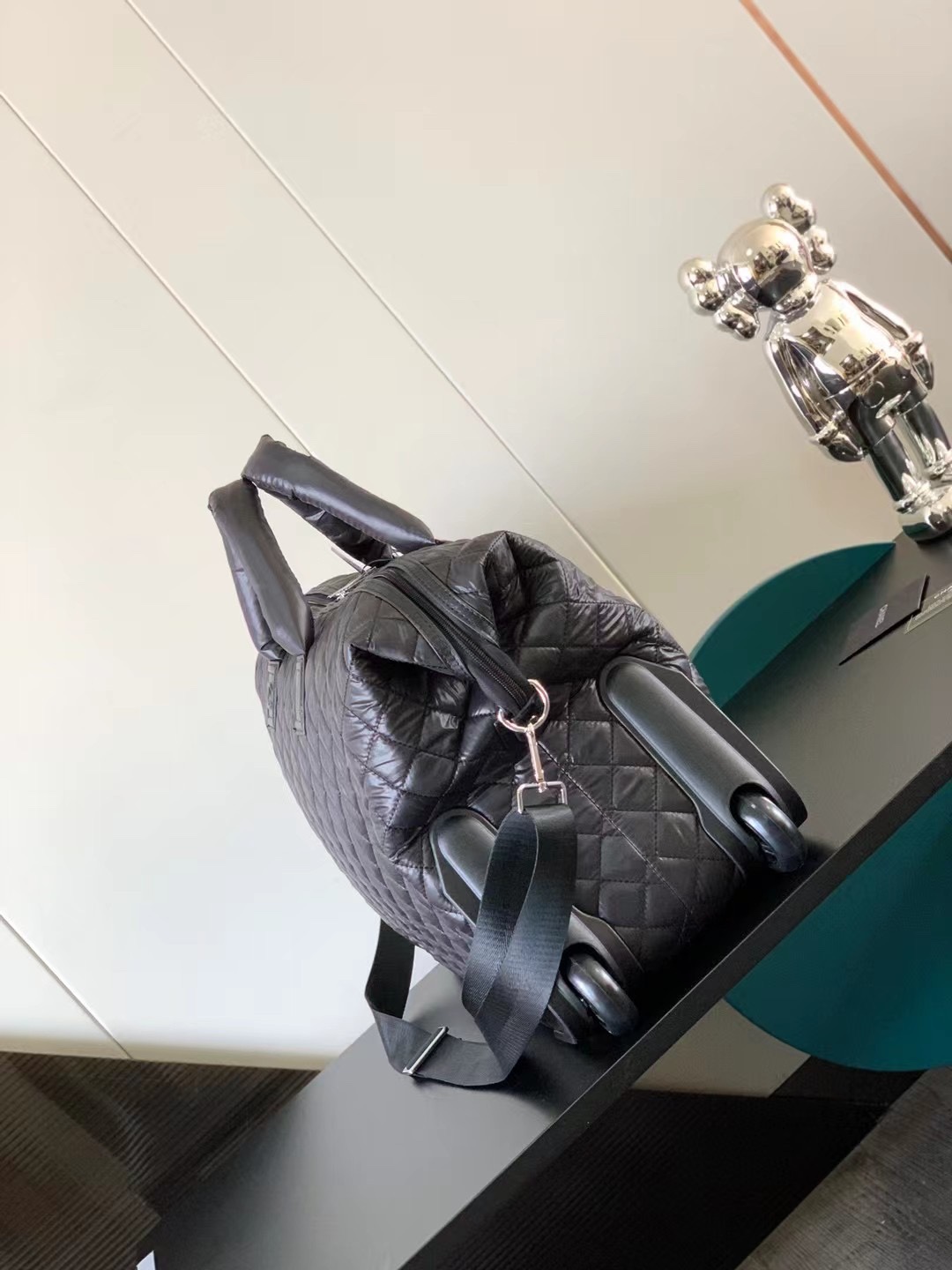 Chanel Traveler Box: Classic Nylon Pole Box for Convenient Travel Shopping - 图片 3