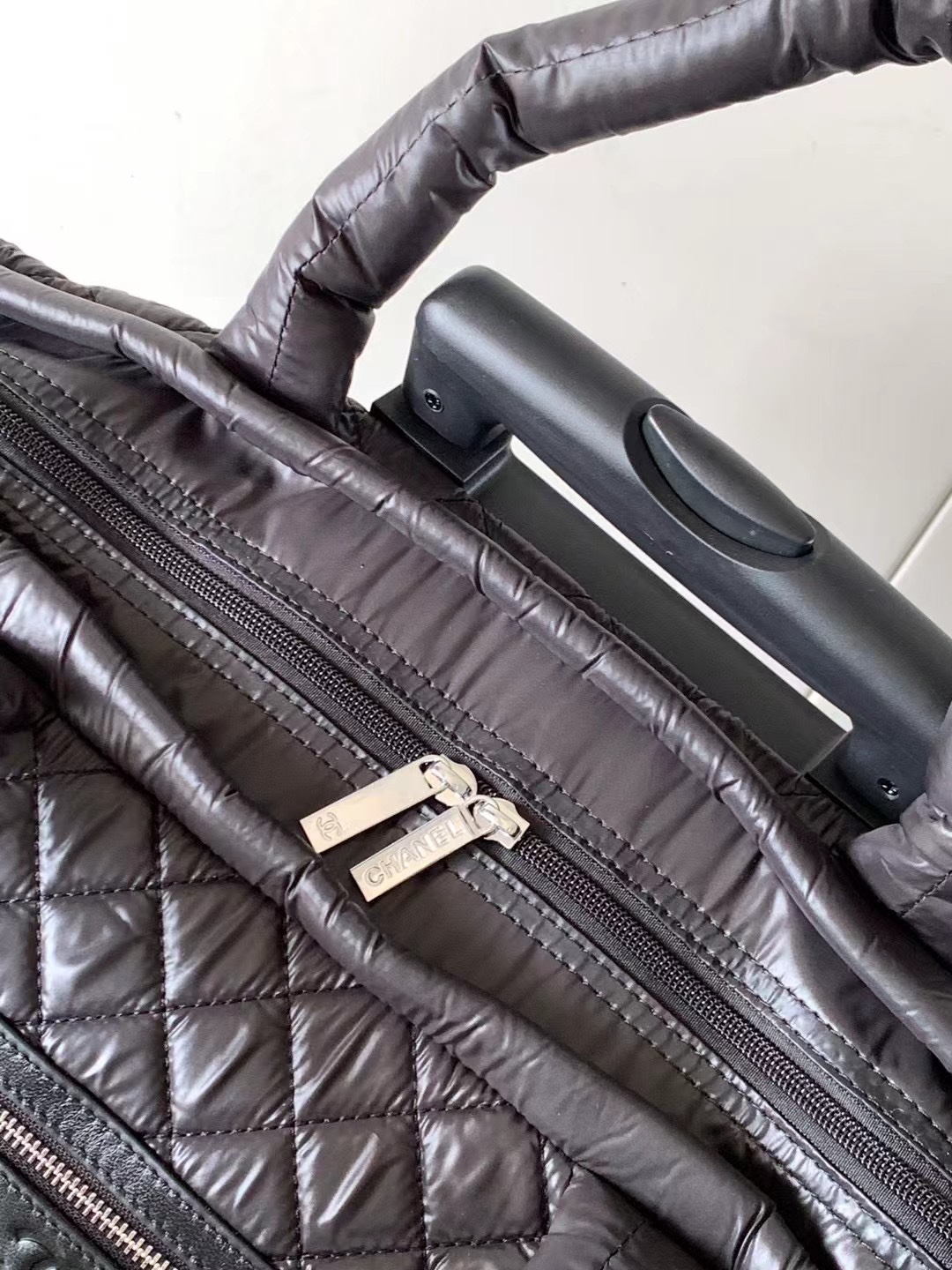 Chanel Traveler Box for Convenient and Stylish Travel Shopping - 图片 6