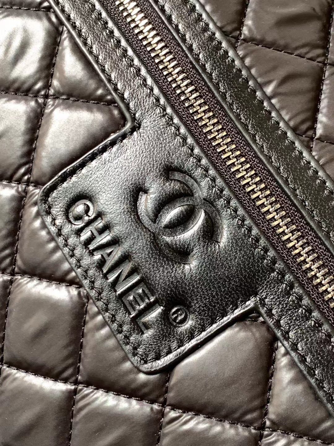Chanel Traveler Box for Convenient and Stylish Travel Shopping - 图片 7