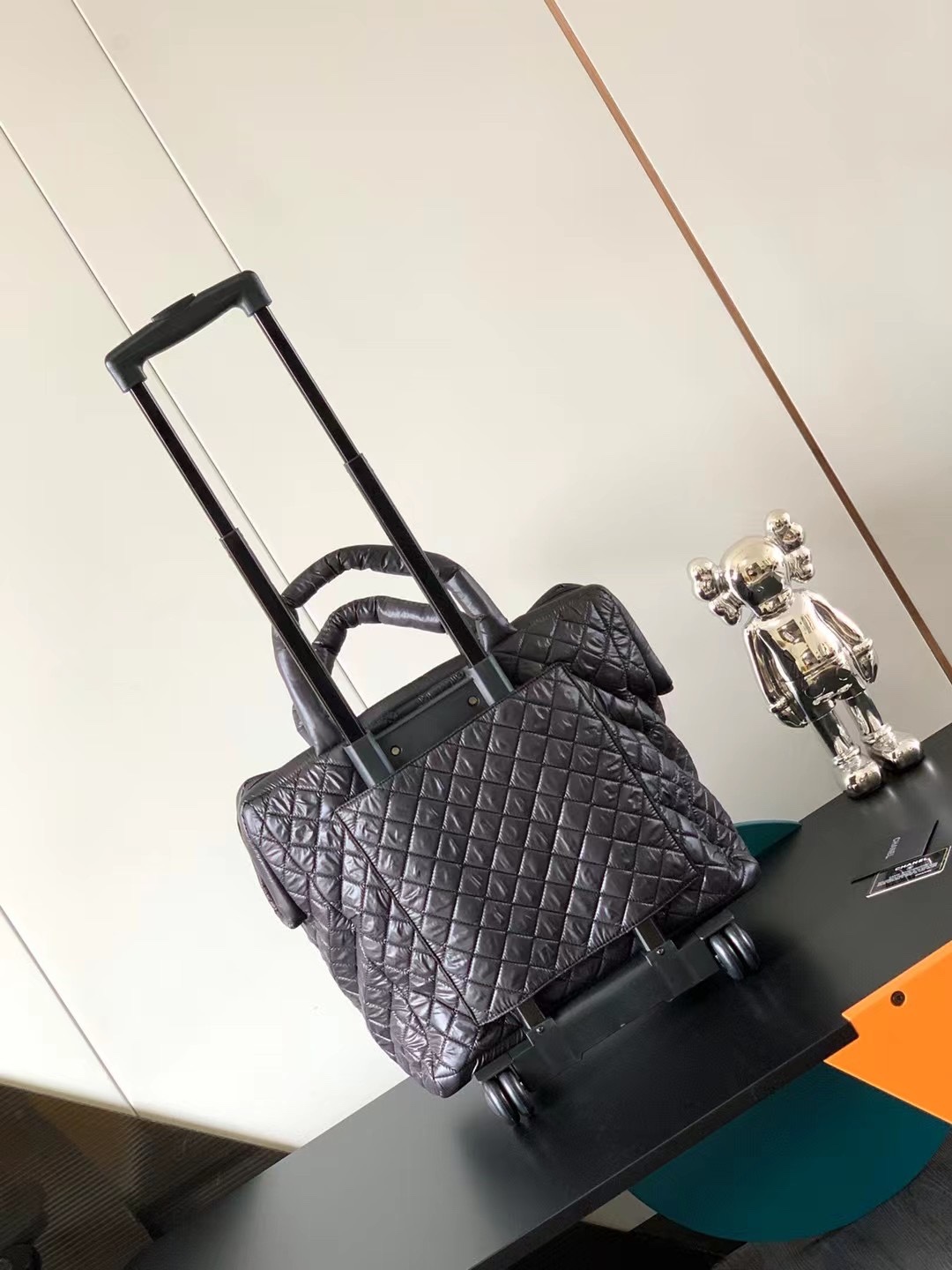 Chanel Traveler Box for Convenient and Stylish Travel Shopping - 图片 4