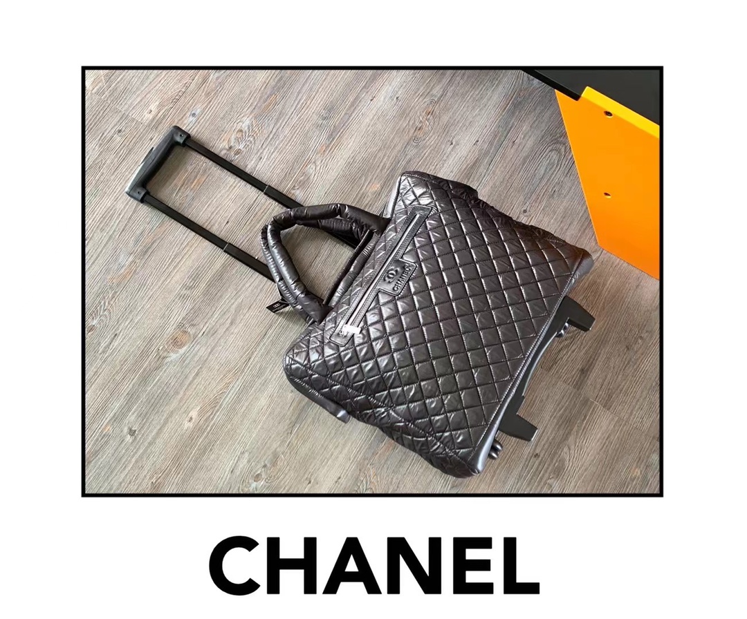 Chanel Traveler Box for Convenient and Stylish Travel Shopping - 图片 1