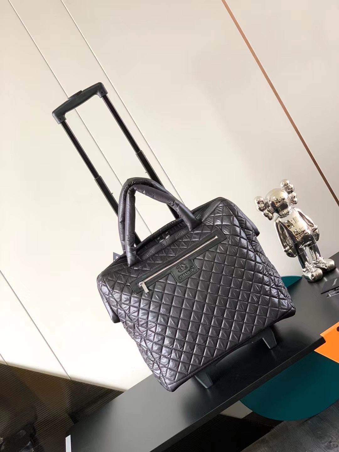 Chanel Traveler Box for Convenient and Stylish Travel Shopping - 图片 2