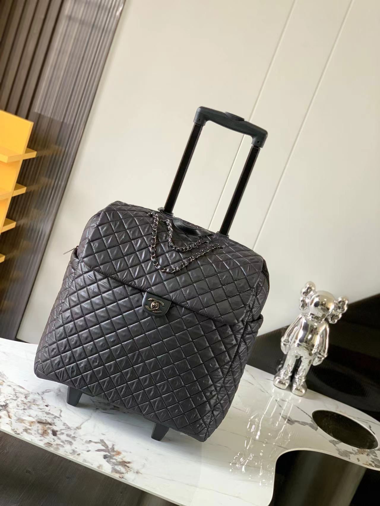 Chanel Nylon Pole Box: Essential Travel Shopping Item, Large Quantities Shipped. - 图片 3
