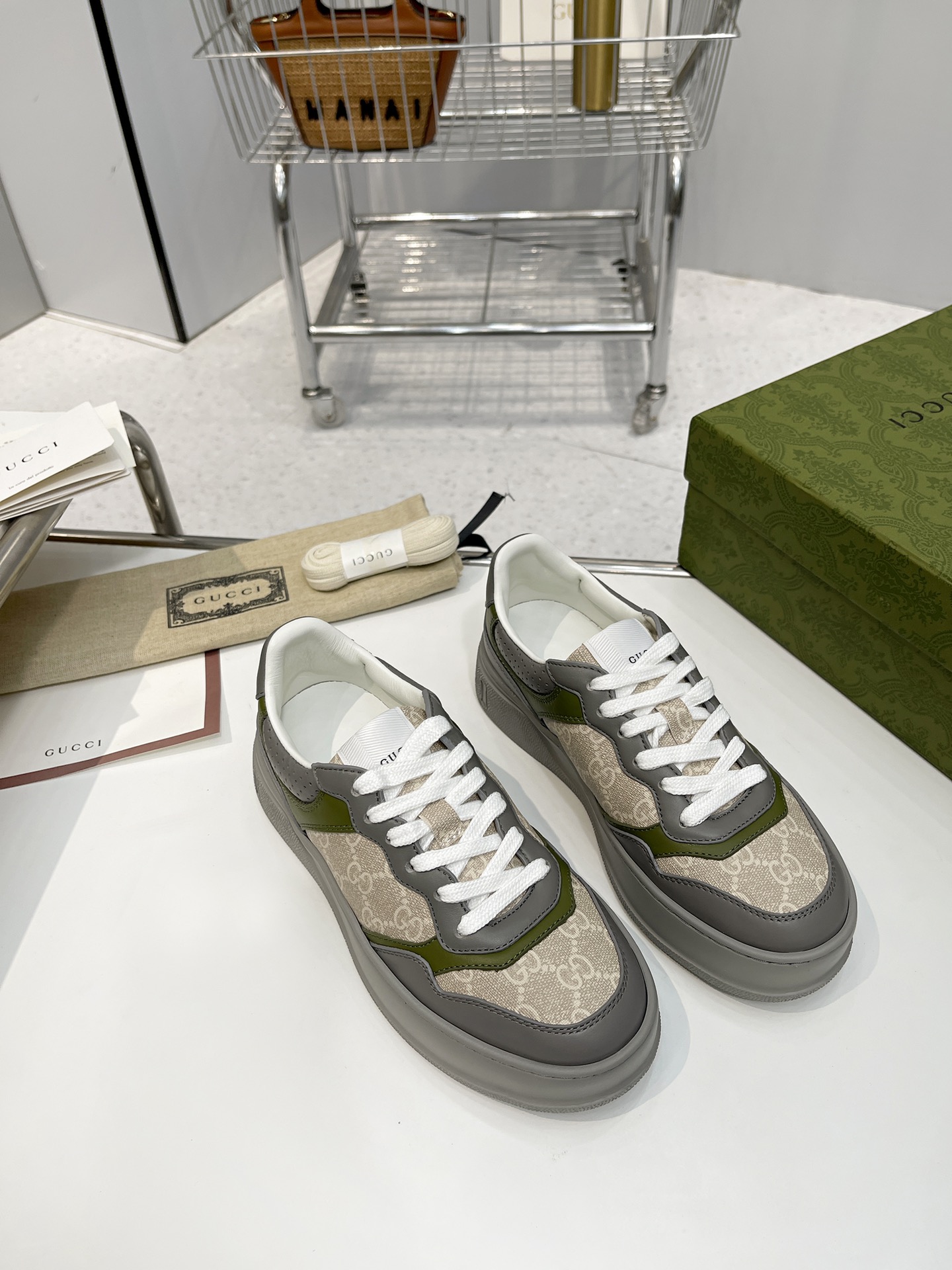 NO:546817,Women and men's 10GG22 early spring new counter latest couple's thick-soled white shoes Purchase level GG latest IP lightweight thick-soled white shoes increase by 4CM in seconds!  !   Simple, easy to match and full of retro charm ~ the latest anti-counterfeiting cloth on the tongue, and it comes with electronic chips to prevent counterfeiting. The upper is made of imported environmentally friendly water-dyed calf and cowhide inside!  The original IP is lightweight and has a very comfortable and elastic body. Don’t compare the price with the ordinary TR bottom on the market, and it’s comfortable. It’s not the same level. It’s not the same level!  Size: Women's 35-40, Men's 39-44 (. Men's 45 customized without return) full package., Casual shoes/sports shoes, sneakers, cowhide19860909女男10GG22早春new专柜最新情侣款厚底小白鞋 代购级别 GG最新IP轻质厚底小白鞋上脚秒内增高4CM！！  简约 好搭且复古韵味十足～鞋舌最新防伪布标.且带电子芯片防伪.  鞋面采用进口环保水染小牛,内里牛皮！原版IP轻质大底,一体射出成型超舒服有弹力,不要拿市面上普通TR大底来比价格,比舒适度.不是一个档次.不是一个级别！ 尺码 女款35-40,男款39-44（.男45定制不退换）全套包装.,休闲鞋/运动鞋,sneakers,cowhide,Women's Shoes