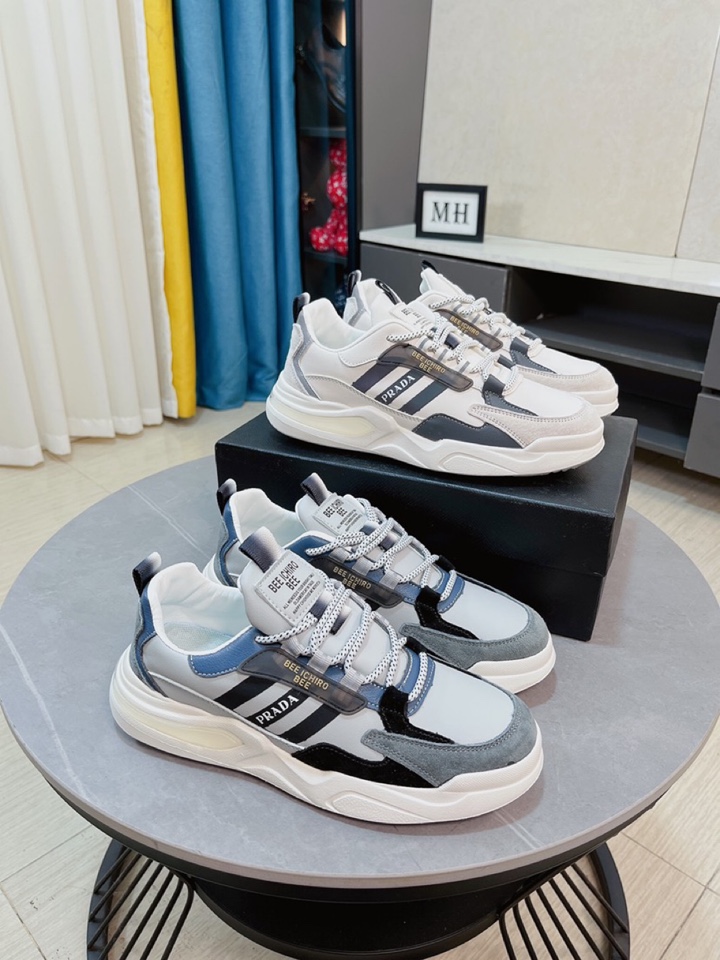 I5 Prada 普拉达  米兰展新品男鞋出炉了，官网：1制作原版，续写魅力传承，创新与致敬年轻时尚的你必须拥有活动垫脚无臭脚；进口油蜡皮鞋面耐磨橡胶底；适合四季穿着 ，时尚百搭。