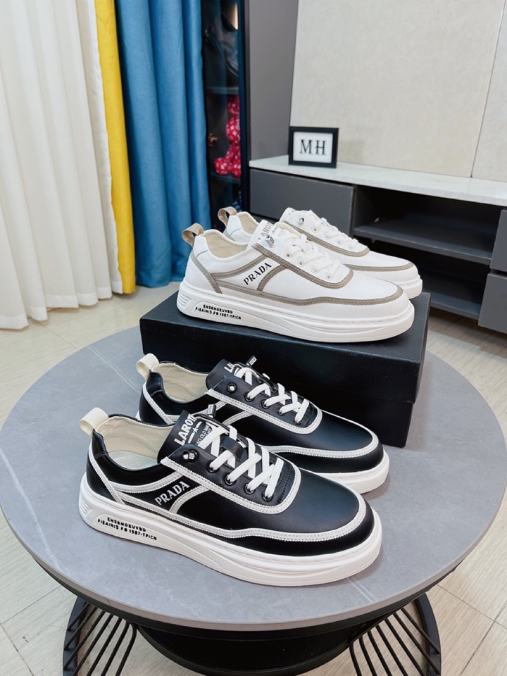 I5 Prada 普拉达  米兰展新品男鞋出炉了，官网：1制作原版，续写魅力传承，创新与致敬年轻时尚的你必须拥有活动垫脚无臭脚；进口油蜡皮鞋面耐磨橡胶底；适合四季穿着 ，时尚百搭。