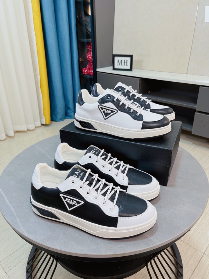 I5 Prada 普拉达  米兰展新品男鞋出炉了，官网：1制作原版，续写魅力传承，创新与致敬年轻时尚的你必须拥有活动垫脚无臭脚；进口牛皮面耐磨橡胶底；适合四季穿着 ，时尚百搭。