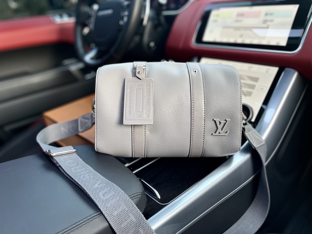 J5 高端货 “ GUCCI古奇”单肩包 M59328。CITY KEECity Kee手袋援引路易威登 Kee手袋的经典设计，成就日常生活的雅致之选。柔软 Aerogram 皮革裁出紧凑构型，铭牌和金属  Louis Vuitton 路易威登 LV  字母丰富细节，可调节肩带成就自在背携。尺寸27/17/13配：礼盒。P210