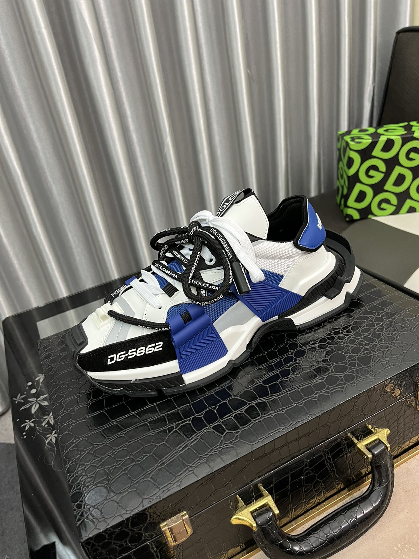 NO:272757,【DG ～】Men's casual shoes are available at the same time for z cabinets. Multiple colors of handmade uppers graffiti fabric genuine leather inner lining, comfortable and breathable, original sole comfortable handmade graffiti wear-resistant sole, real objects are even better. Number of sizes 38-44,19860909【DG～】男士休闲鞋 z柜同步发售 多个颜色手工鞋面涂鸦布料真皮内里,舒适透气,鞋底原版舒适手工涂鸦耐磨大底,实物拍摄实物更赞.码数38-44,,Men's shoes