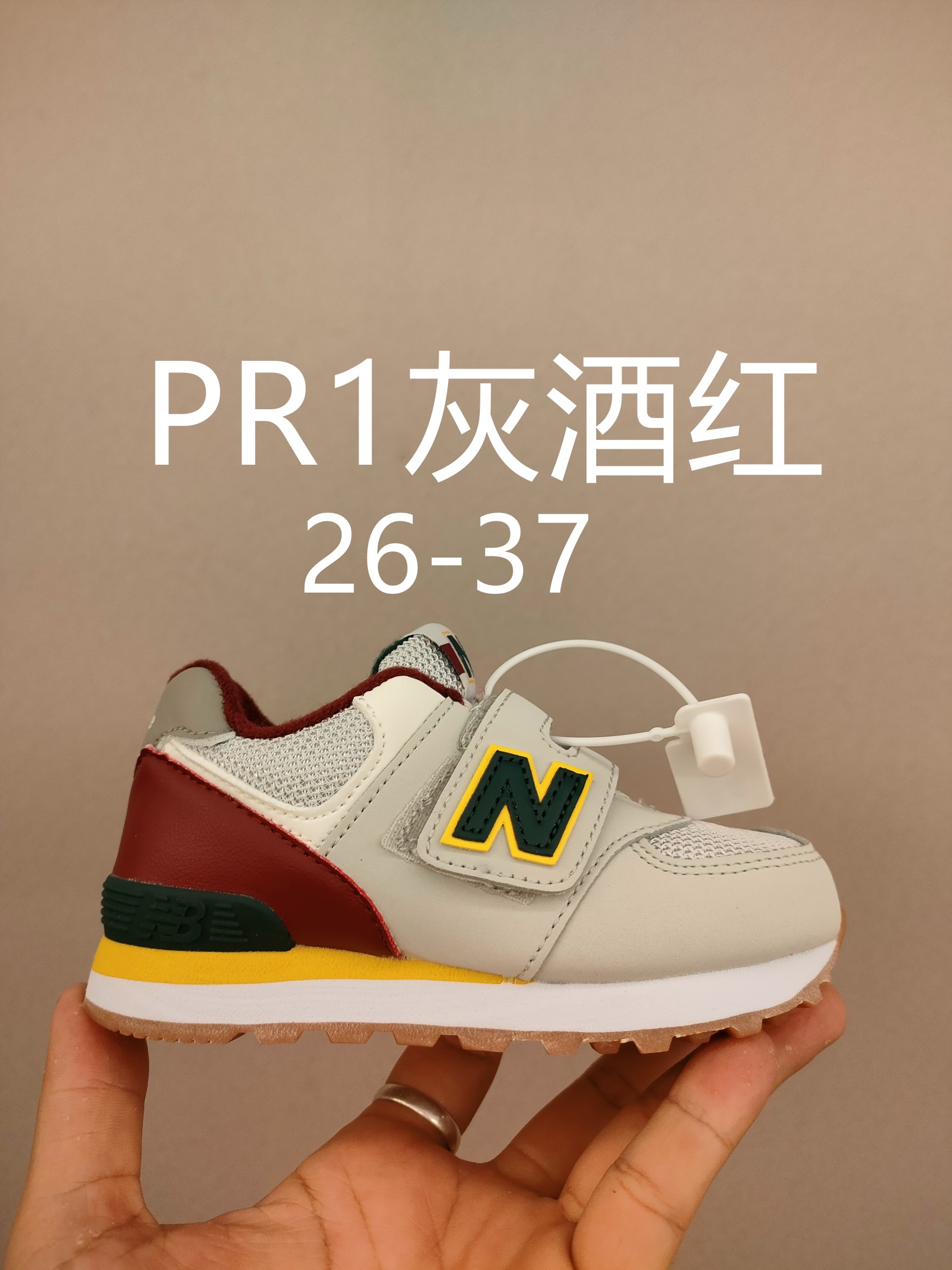 魔术贴NB574亲子款儿童,软材质+魔术贴+防臭海波丽鞋店 尺码26-37 成人 猪八或者翻毛皮材质尺码36-44鞋带款,带来经典系列 经典的574系列!该系列传承了品牌的诸多优点,大胆创新!堪称经典系列里的经典,也是最为热门的系列!时隔一年,再次带来的童鞋,必属重磅~-选品中心