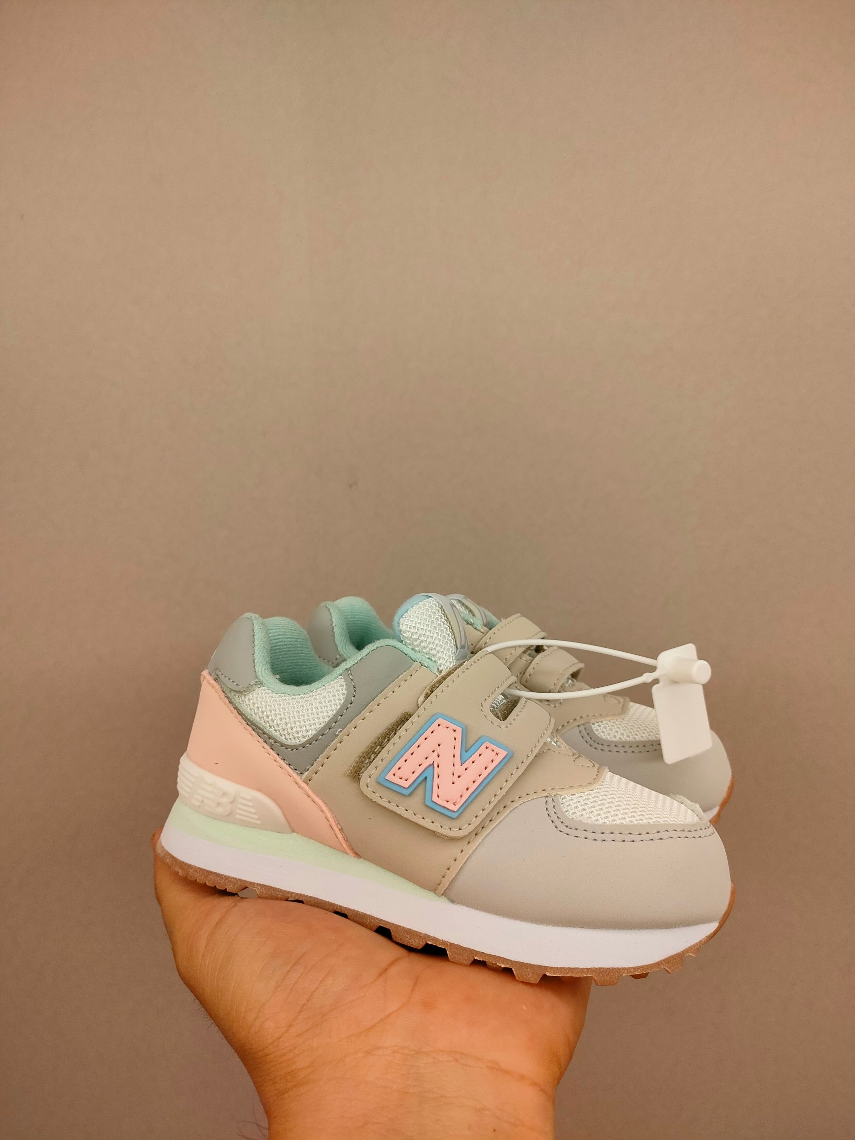 图片[2]-魔术贴ＮＢ574亲子款儿童，软材质+魔术贴+防臭海波丽鞋店 尺码26-37 成人 猪八或者翻毛皮材质尺码36-44鞋带款，带来经典系列 经典的574系列！该系列传承了品牌的诸多优点，大胆创新！堪称经典系列里的经典，也是最为热门的系列！时隔一年，再次带来的童鞋，必属重磅～-选品中心