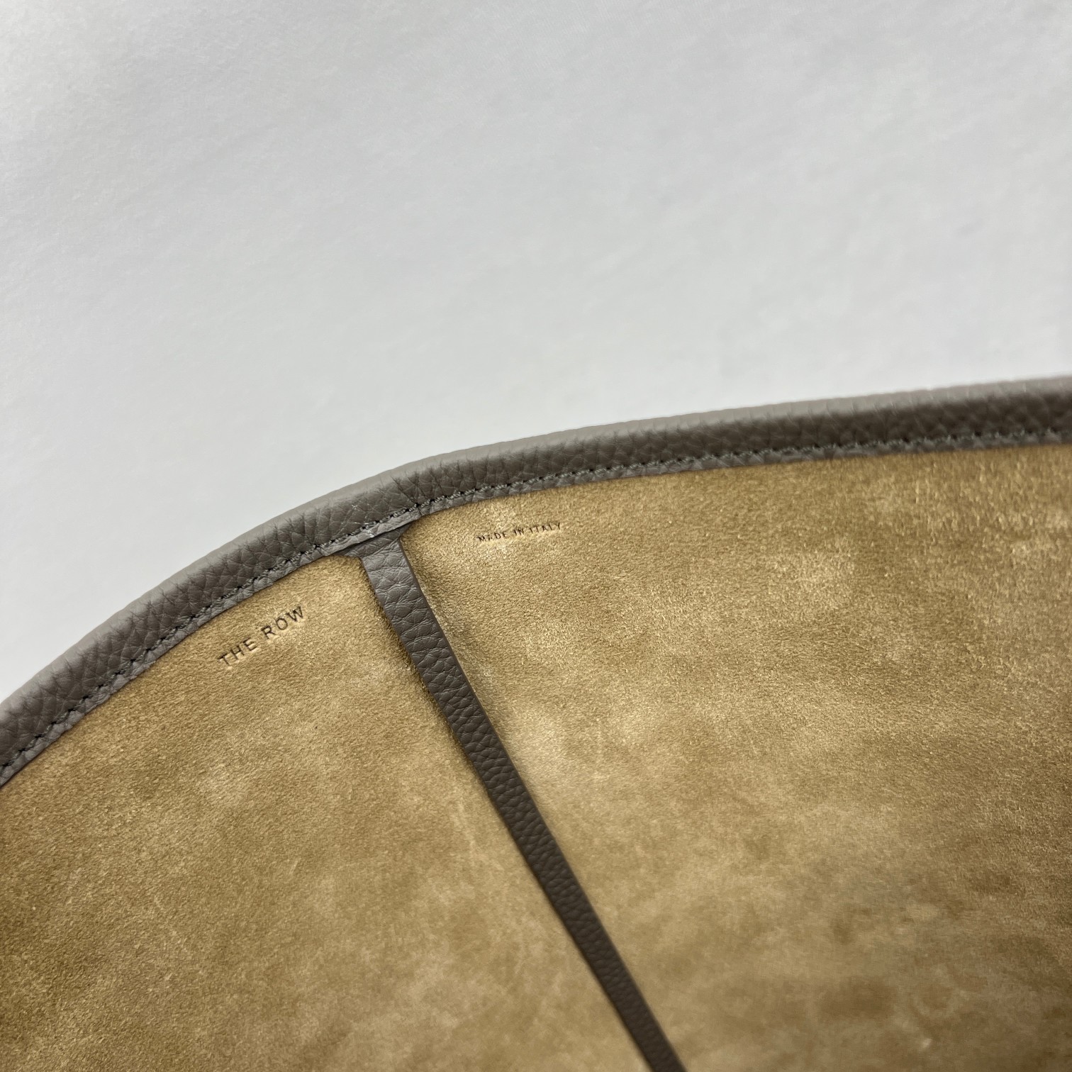 大号荔枝灰新品N/SParktote手袋全新推出的经典包款North/.South手袋展现品牌在极简设计
