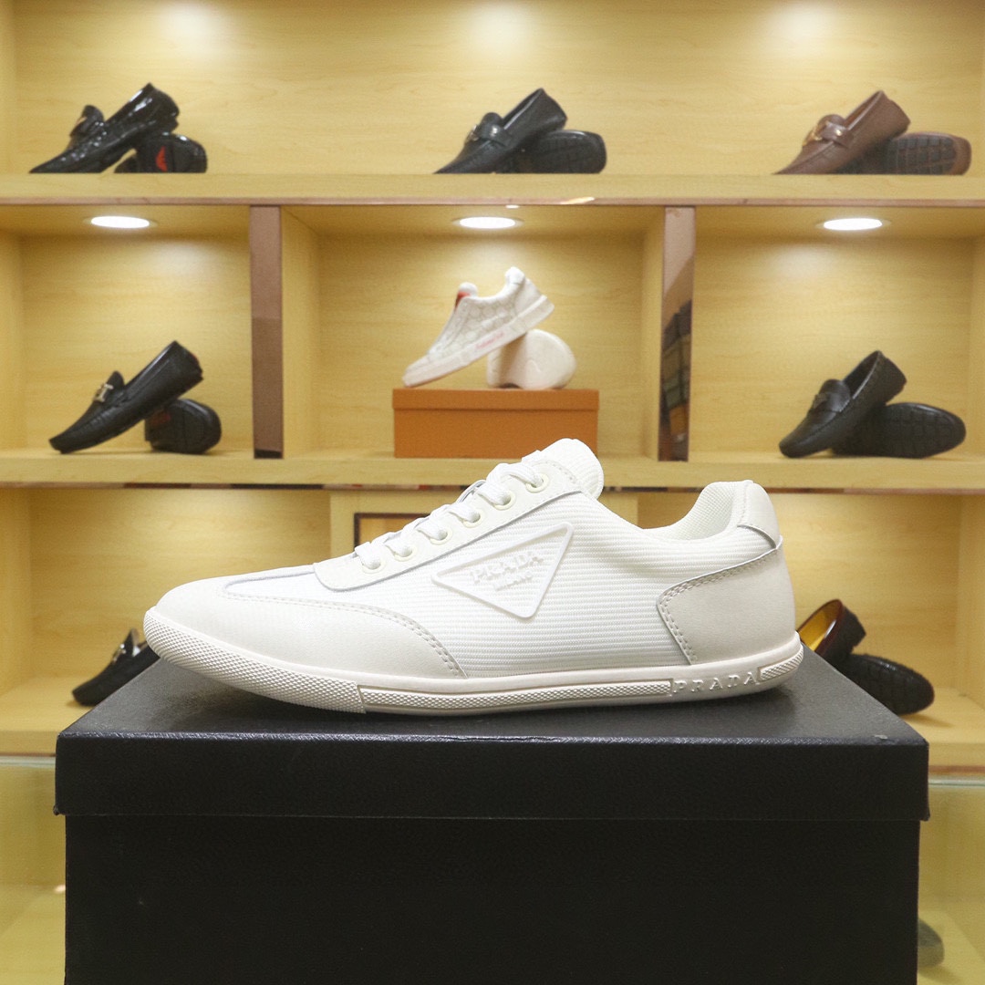 I5 PRADA-普拉达～市场潮款男鞋鞋2022年主推原单货：官网直营店有售此款充分展现设计师的神作男士高端休闲板鞋 懒人套脚 、四季很流行的乐福男人味风格材质特点：原版面料 内里透气内里\/橡胶大底 适合司机驾驶。男鞋