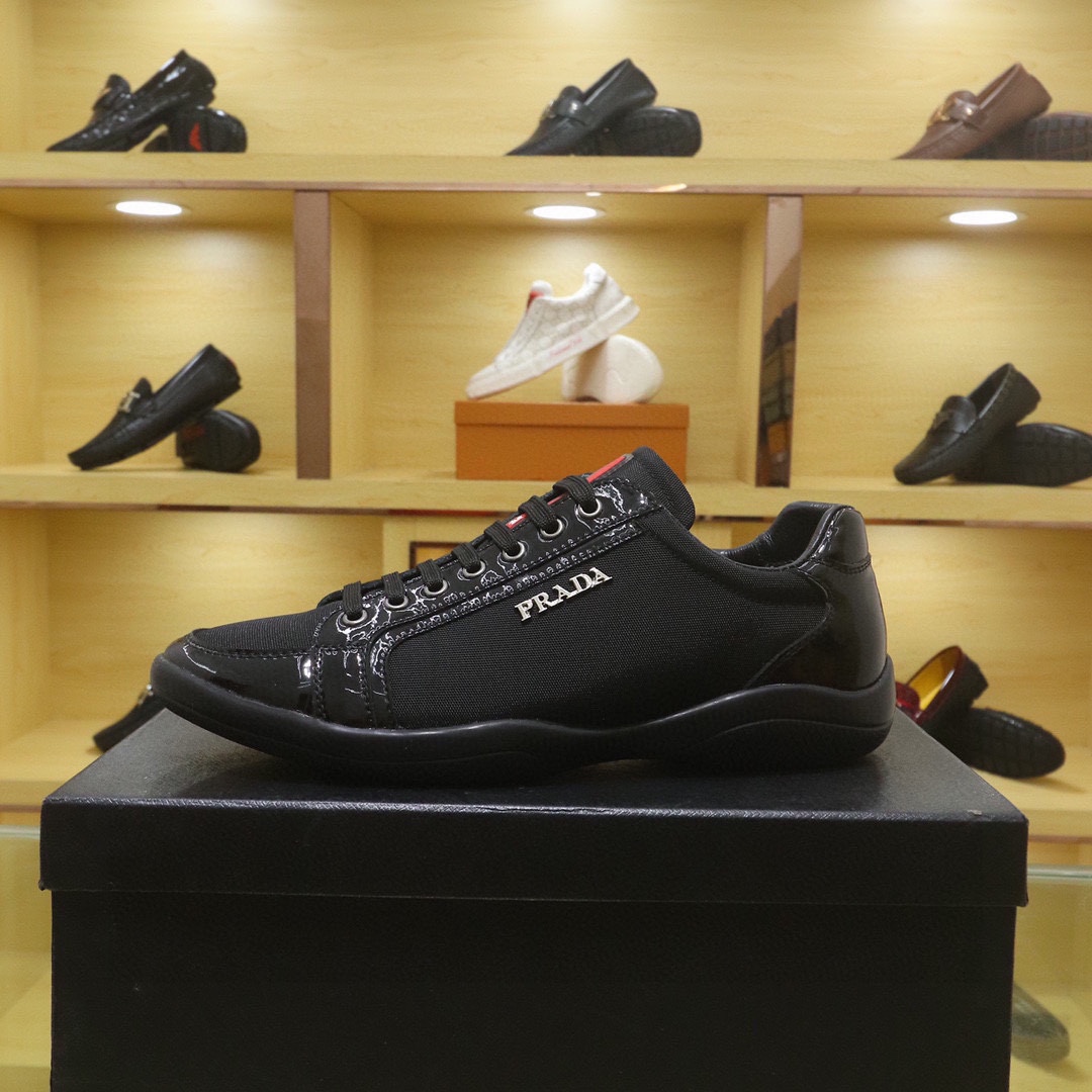 I5 PRADA-普拉达～市场潮款男鞋鞋2022年主推原单货：官网直营店有售此款充分展现设计师的神作男士高端休闲板鞋 懒人套脚 、四季很流行的乐福男人味风格材质特点：原版面料 内里透气内里\/橡胶大底 适合司机驾驶。男鞋