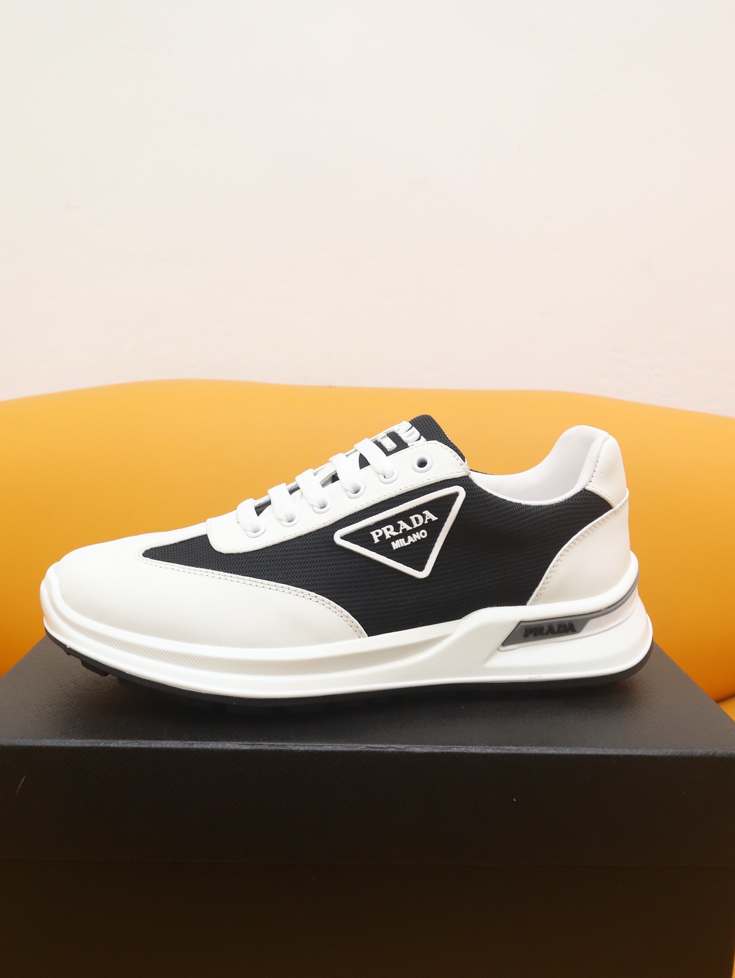 J5 全牛货专柜一比一 PRADA-普拉达～市场潮款男鞋鞋2022年主推原单货：官网直营店有售此款充分展现设计师的神作男士高端休闲板鞋 懒人套脚 、夏季很流行的乐福男人味风格材质特点：纯意大利网面 透气内里\/牛皮垫底 适合司机驾驶。男鞋