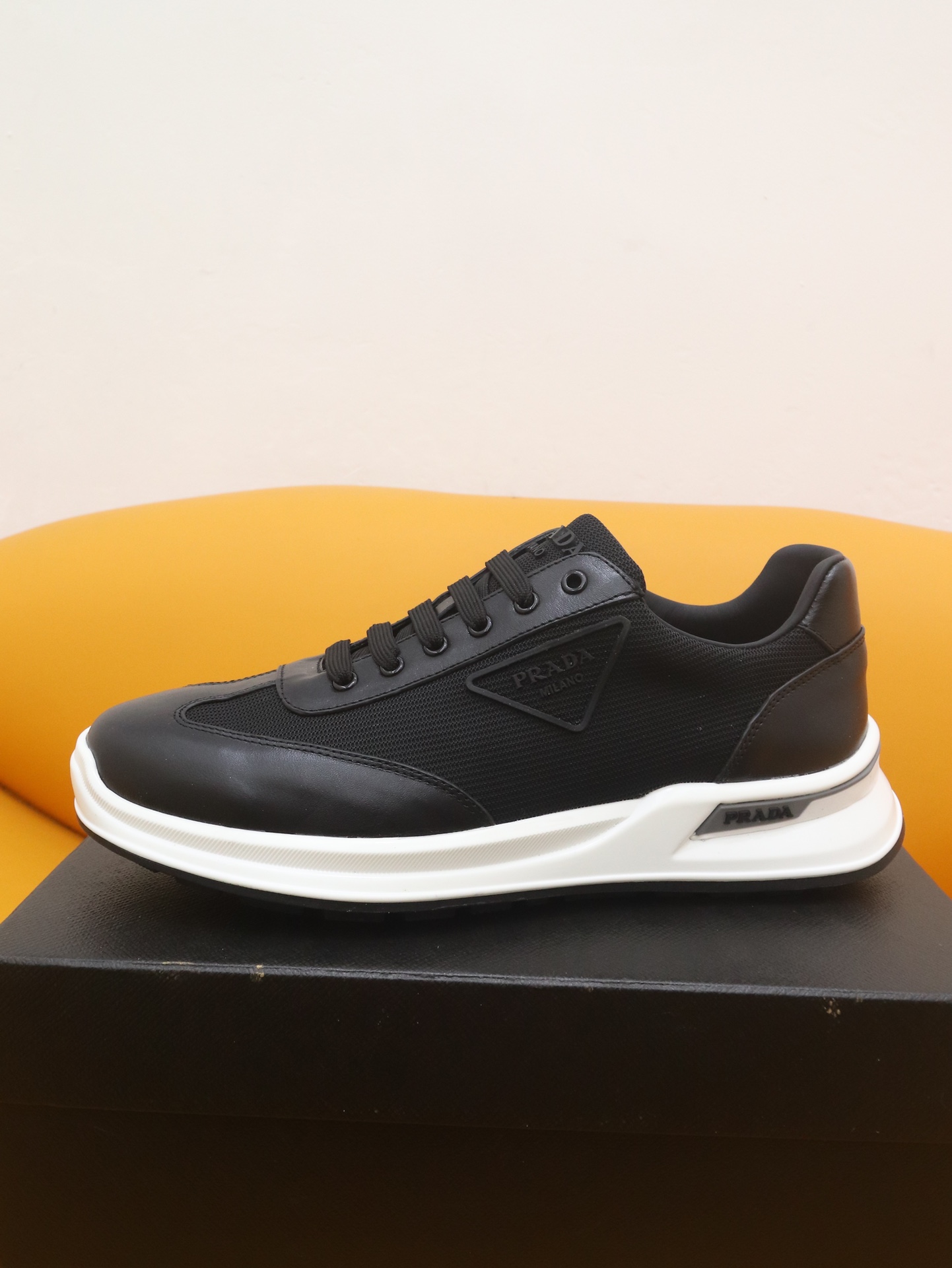 J5 全牛货专柜一比一 PRADA-普拉达～市场潮款男鞋鞋2022年主推原单货：官网直营店有售此款充分展现设计师的神作男士高端休闲板鞋 懒人套脚 、夏季很流行的乐福男人味风格材质特点：纯意大利网面 透气内里\/牛皮垫底 适合司机驾驶。男鞋