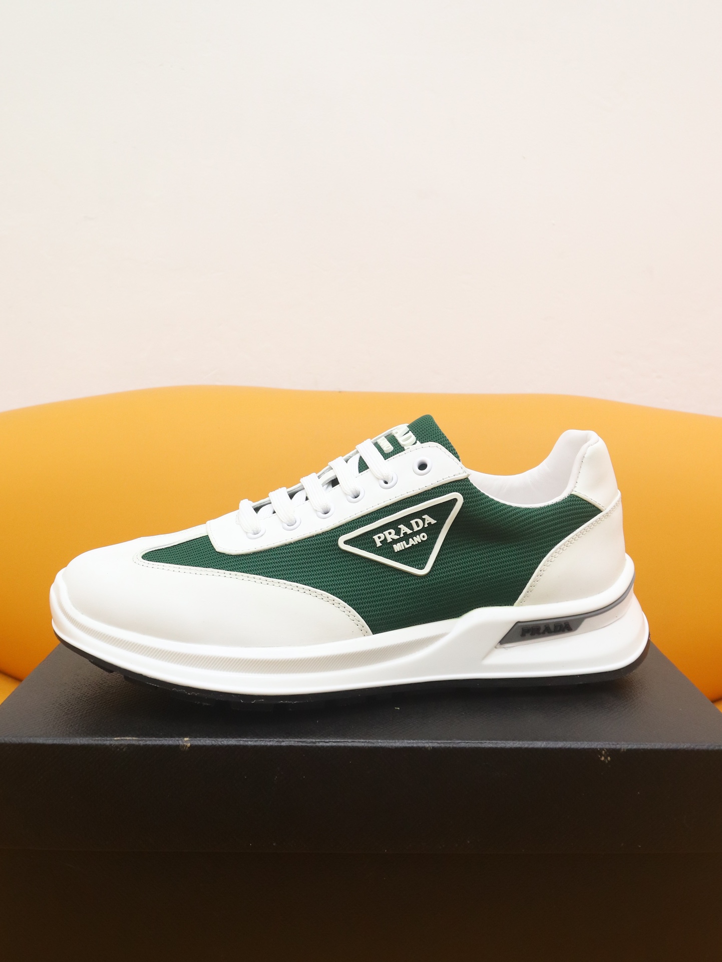 J5 全牛货专柜一比一 PRADA-普拉达～市场潮款男鞋鞋2022年主推原单货：官网直营店有售此款充分展现设计师的神作男士高端休闲板鞋 懒人套脚 、夏季很流行的乐福男人味风格材质特点：纯意大利网面 透气内里\/牛皮垫底 适合司机驾驶。男鞋