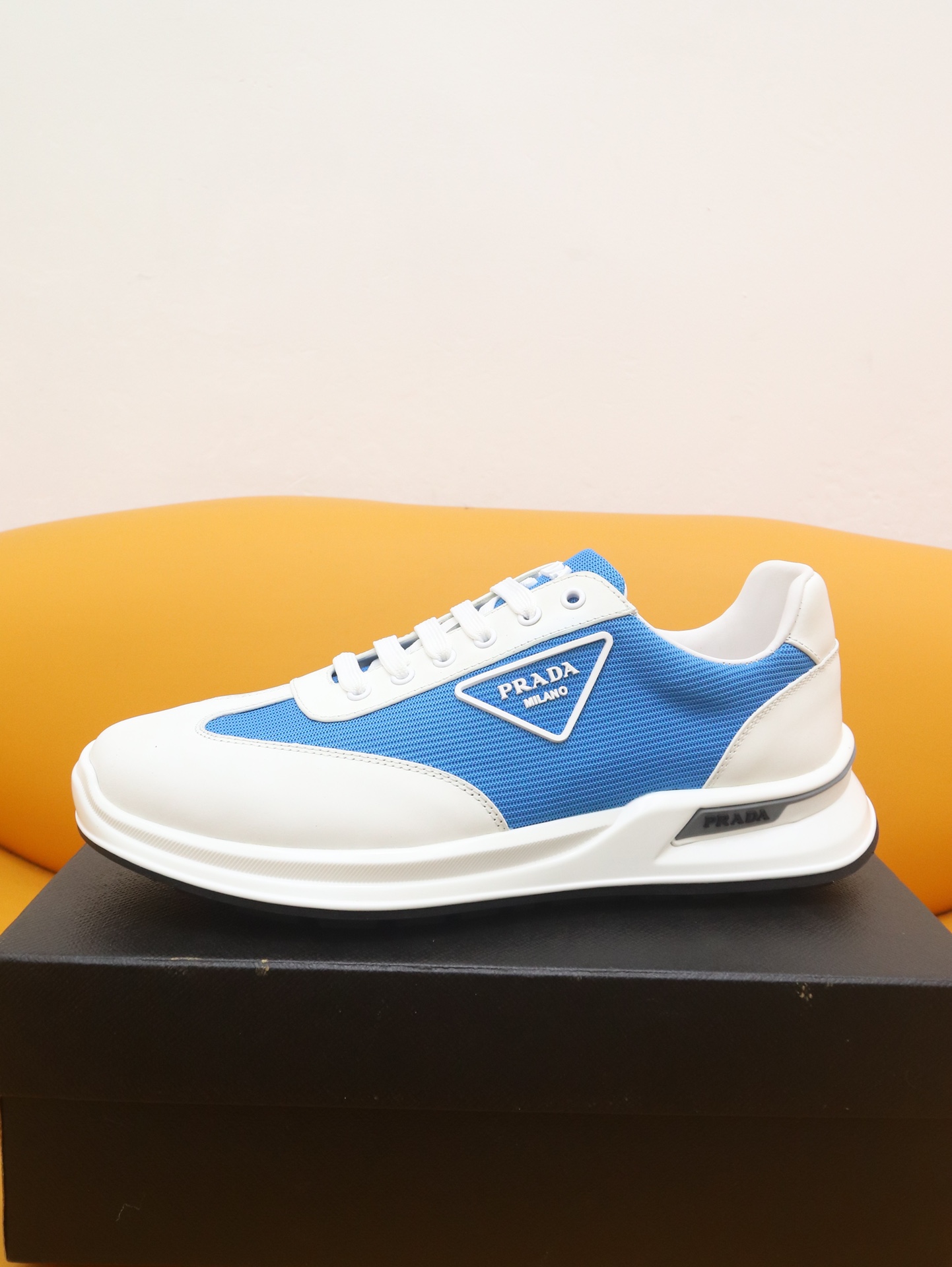 J5 全牛货专柜一比一 PRADA-普拉达～市场潮款男鞋鞋2022年主推原单货：官网直营店有售此款充分展现设计师的神作男士高端休闲板鞋 懒人套脚 、夏季很流行的乐福男人味风格材质特点：纯意大利网面 透气内里\/牛皮垫底 适合司机驾驶。男鞋