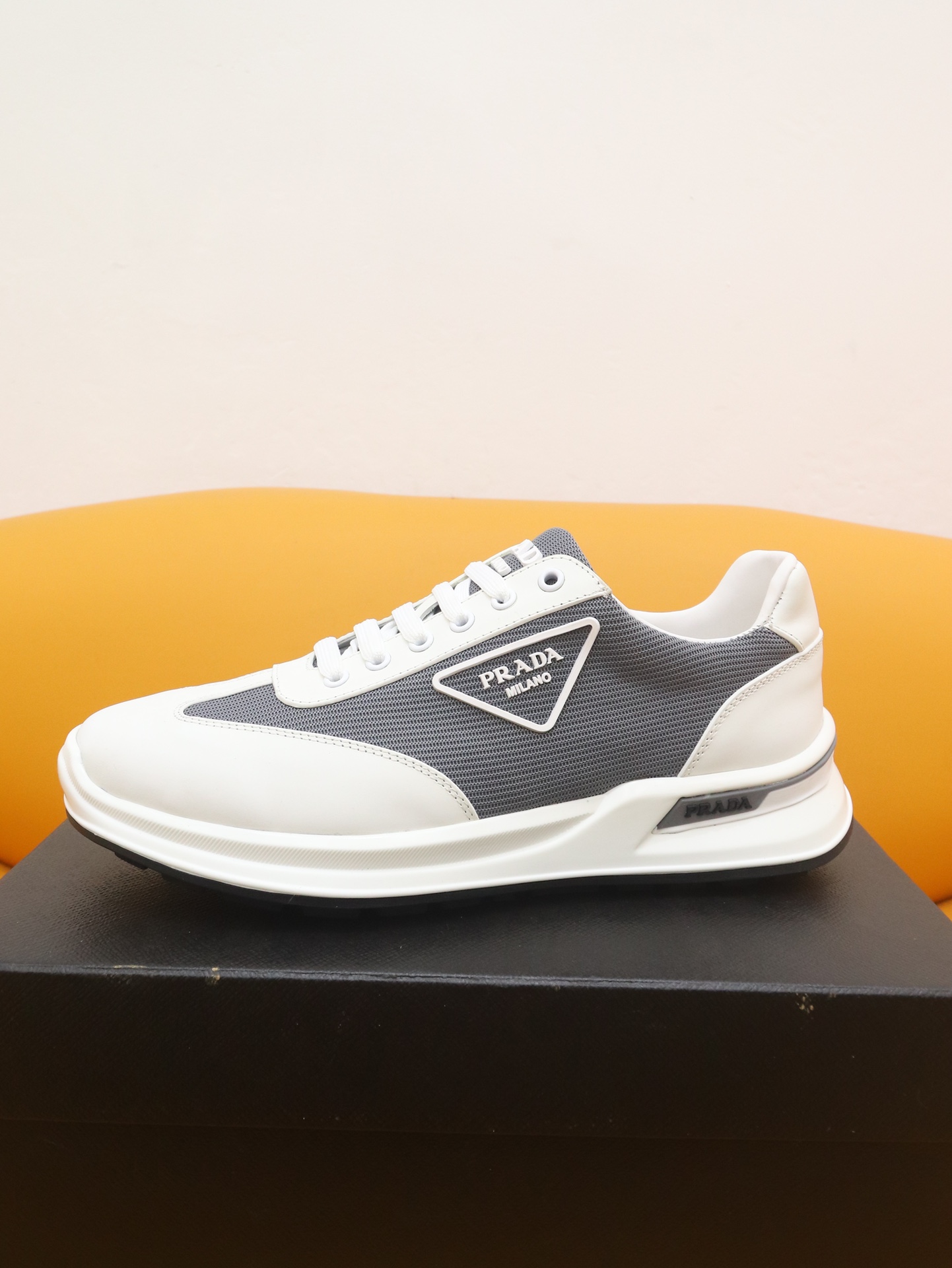 J5 全牛货专柜一比一 PRADA-普拉达～市场潮款男鞋鞋2022年主推原单货：官网直营店有售此款充分展现设计师的神作男士高端休闲板鞋 懒人套脚 、夏季很流行的乐福男人味风格材质特点：纯意大利网面 透气内里\/牛皮垫底 适合司机驾驶。男鞋