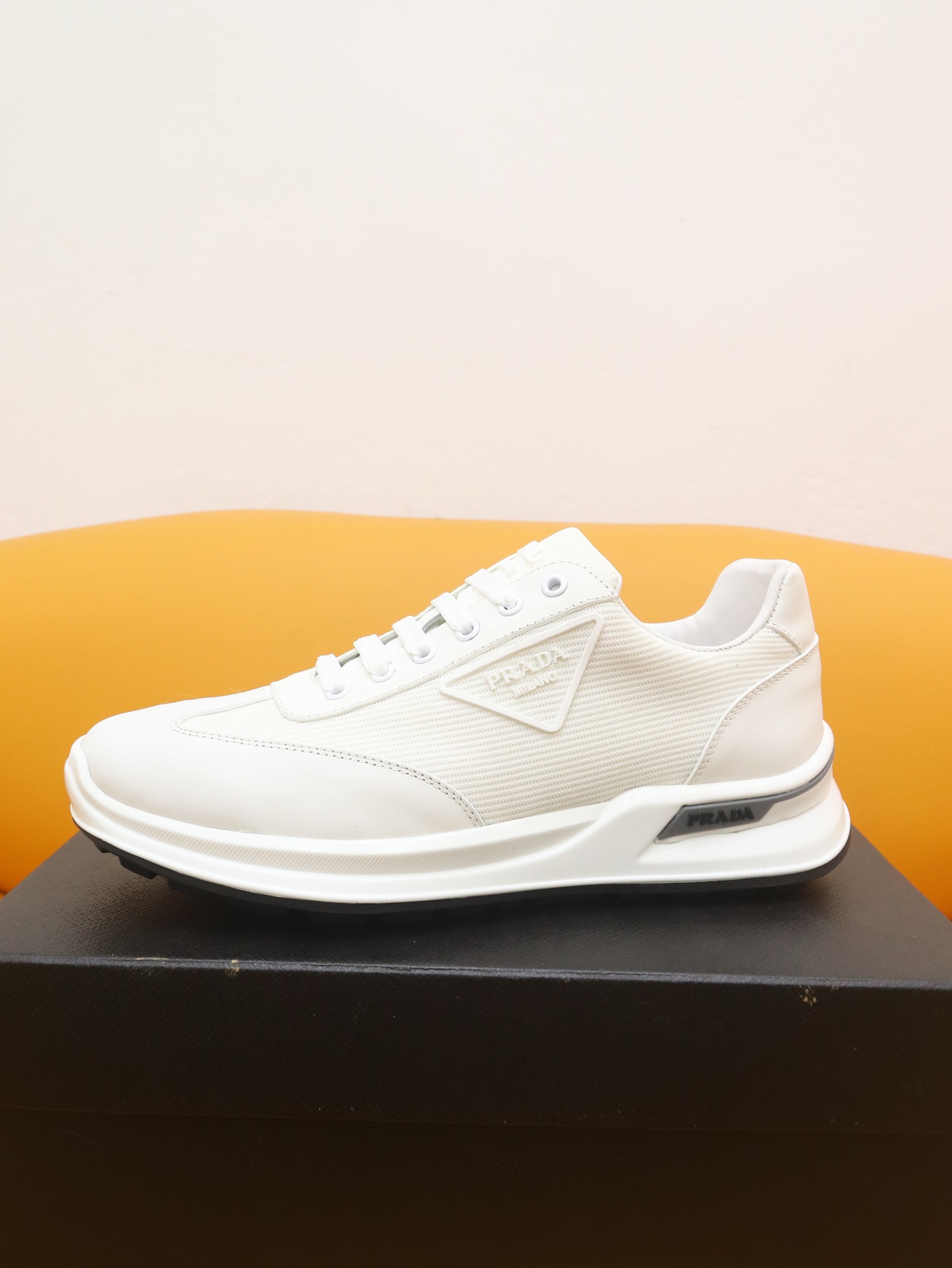 J5 全牛货专柜一比一 PRADA-普拉达～市场潮款男鞋鞋2022年主推原单货：官网直营店有售此款充分展现设计师的神作男士高端休闲板鞋 懒人套脚 、夏季很流行的乐福男人味风格材质特点：纯意大利网面 透气内里\/牛皮垫底 适合司机驾驶。男鞋