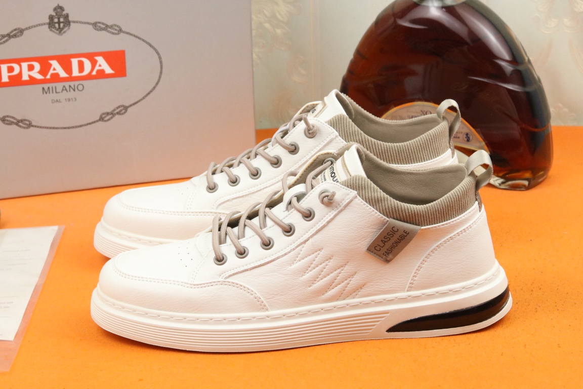 I5 高品质PRADA普拉达上市著名奢侈品牌，专柜同步更新，意大利男鞋时尚杂志季刊封面主推款鞋面采用意大利进口小牛皮，羊皮内里。原版防滑橡胶大底，上脚舒适有型。 细节无可挑剔。