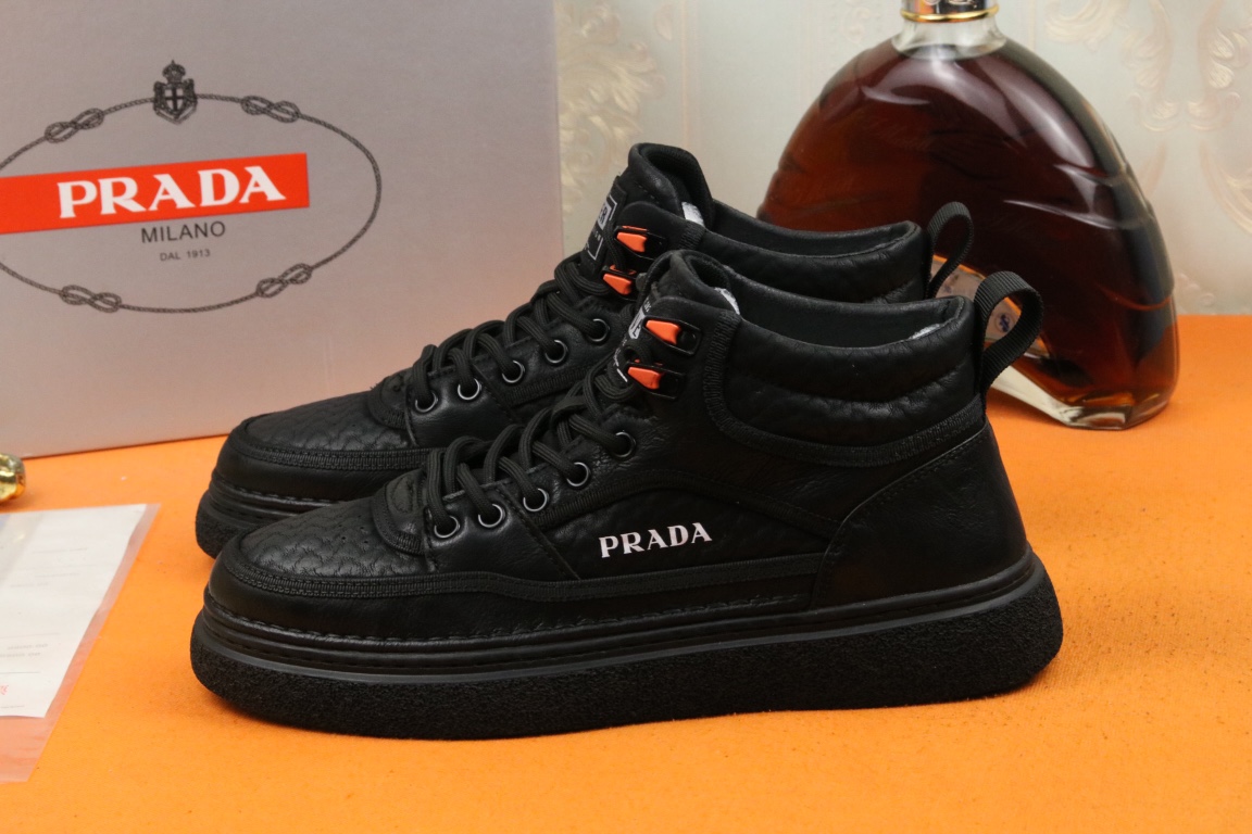 I5 高品质PRADA普拉达上市著名奢侈品牌，专柜同步更新，意大利男鞋时尚杂志季刊封面主推款鞋面采用意大利进口头层牛皮，舒适羊皮内里。原版防滑橡胶大底，上脚舒适有型。 细节无可挑剔。