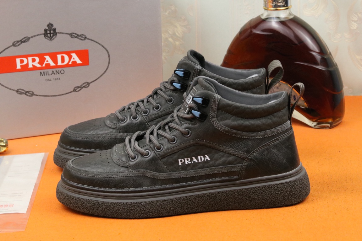 I5 高品质PRADA普拉达上市著名奢侈品牌，专柜同步更新，意大利男鞋时尚杂志季刊封面主推款鞋面采用意大利进口头层牛皮，舒适羊皮内里。原版防滑橡胶大底，上脚舒适有型。 细节无可挑剔。