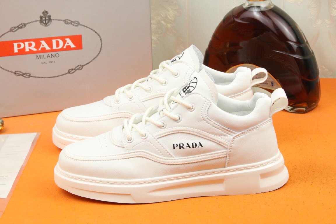 I5 高品质PRADA普拉达上市著名奢侈品牌，专柜同步更新，意大利男鞋时尚杂志季刊封面主推款鞋面采用意大利进口牛皮，羊皮内里。原版轻质发泡大底，上脚舒适有型。 细节无可挑剔。