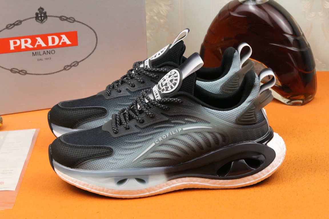 I5 高品质PRADA普拉达上市著名奢侈品牌，专柜同步更新，意大利男鞋时尚杂志季刊封面主推款鞋面采用意大利进口头层牛皮拼接透气网布制作，舒适透气内里。原版二次发泡气垫大底，上脚舒适有型。 细节无可挑剔。