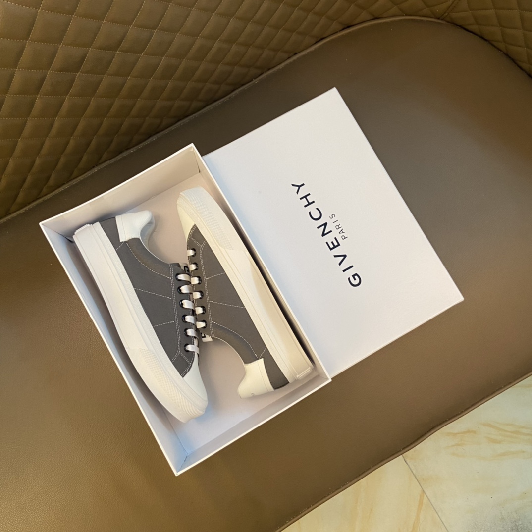 I5  Givenchy 纪梵希 等级：原单官网1:1同款 原单品质材料：原版牛皮 羊皮内里 空胶技术 原版大底 实物更赞 适合户外司机驾车跑步 出行 高品质板鞋,款式类别：男士休闲运动板鞋有多种颜色：黑色 白色 灰色 蓝色 彩色 两色 实物图男鞋码数：38-44 45可定做 长期供实体店补货.