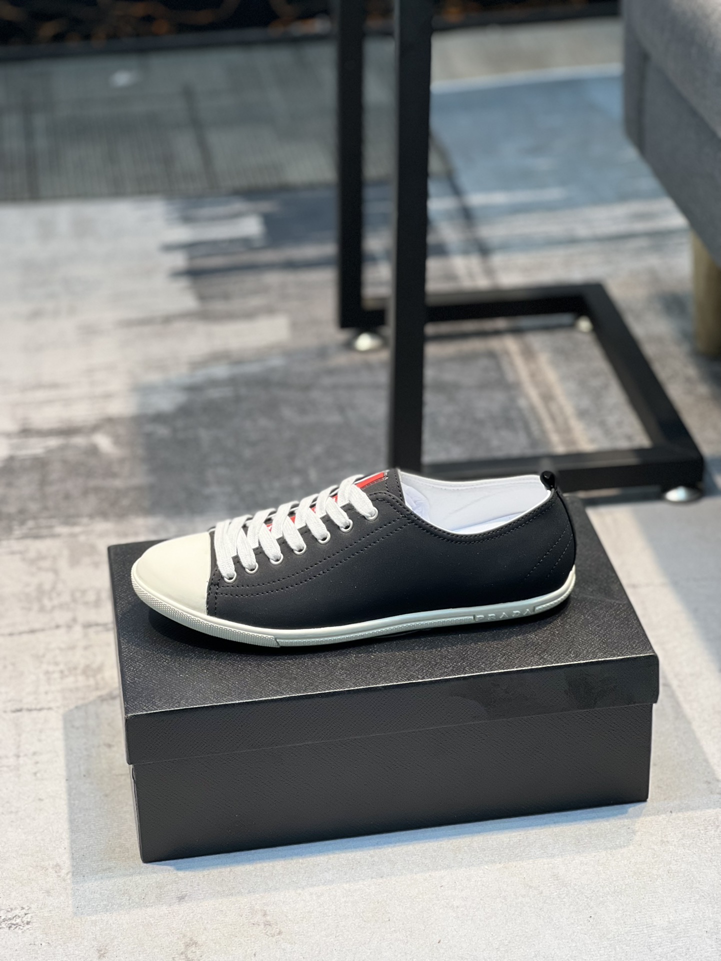 I5 普拉达官网最休闲时尚男鞋，爆款版型简洁大气，潮男专属.独有的官网最新品牌元素元素古奇原版装饰，时尚又大方，面料原版牛皮透气内里，官网指定耐磨休闲大底，专柜经典款实物拍摄38-44