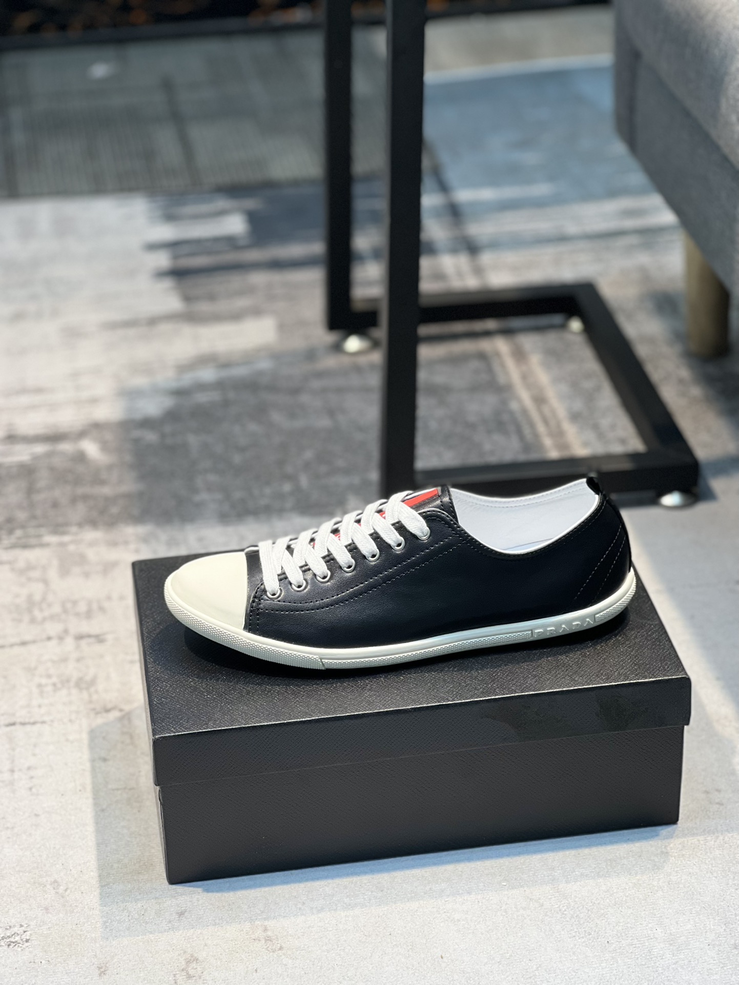 I5 普拉达官网最休闲时尚男鞋，爆款版型简洁大气，潮男专属.独有的官网最新品牌元素元素古奇原版装饰，时尚又大方，面料原版牛皮透气内里，官网指定耐磨休闲大底，专柜经典款实物拍摄38-44