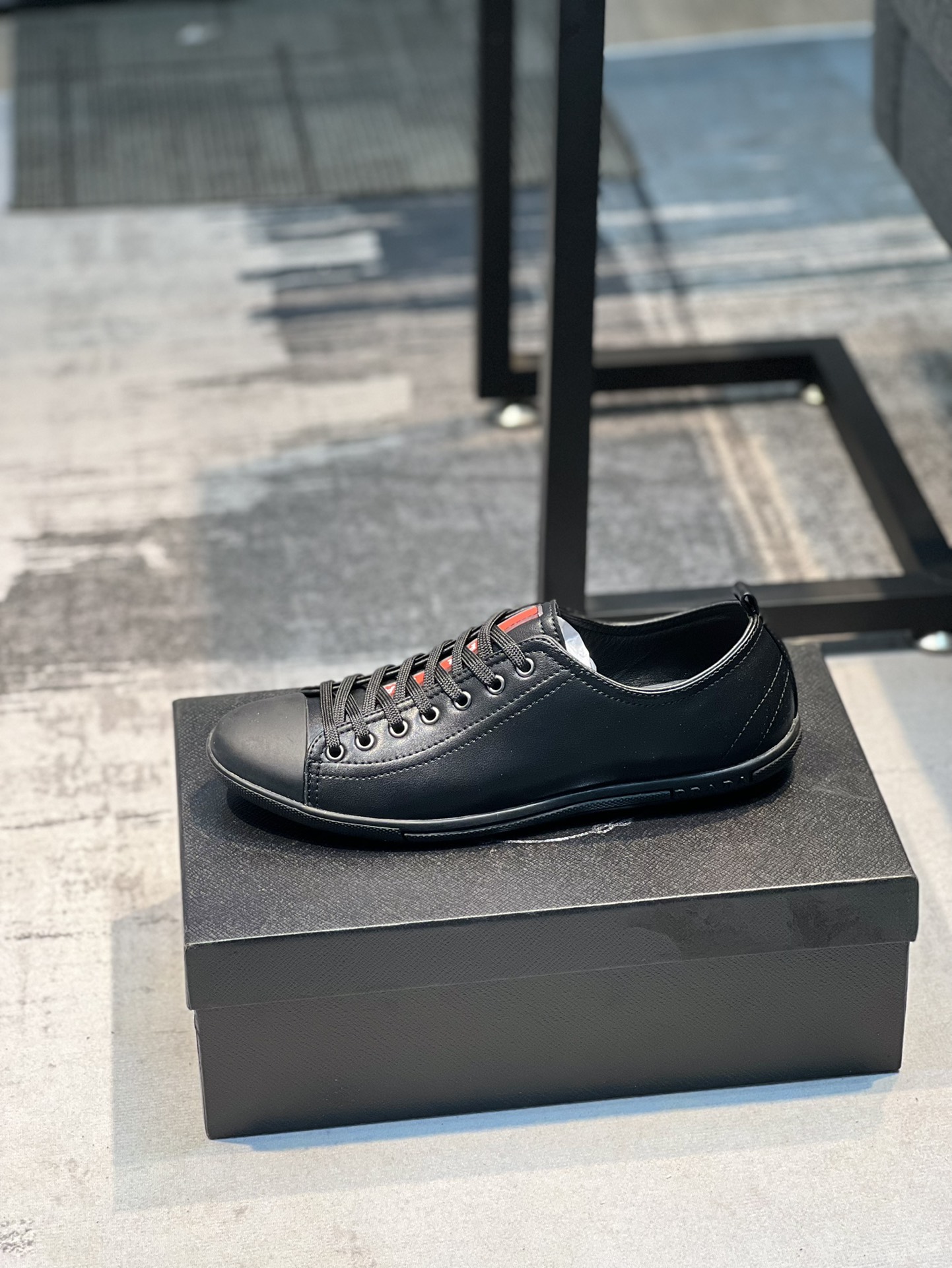 I5 普拉达官网最休闲时尚男鞋，爆款版型简洁大气，潮男专属.独有的官网最新品牌元素元素古奇原版装饰，时尚又大方，面料原版牛皮透气内里，官网指定耐磨休闲大底，专柜经典款实物拍摄38-44