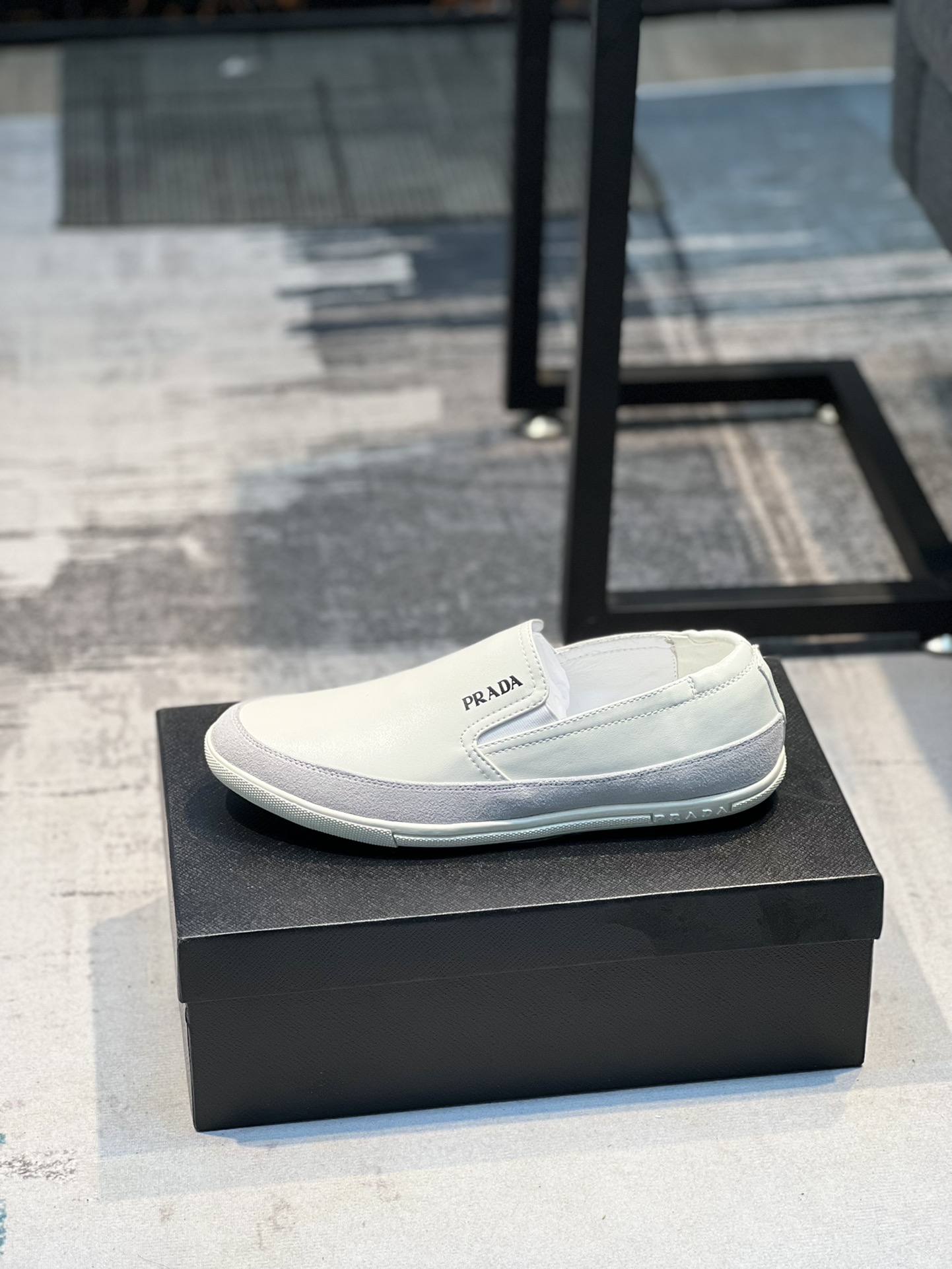 I5 普拉达官网最休闲时尚男鞋，爆款版型简洁大气，潮男专属.独有的官网最新品牌元素元素古奇原版装饰，时尚又大方，面料原版牛皮透气内里，官网指定耐磨休闲大底，专柜经典款实物拍摄38-44